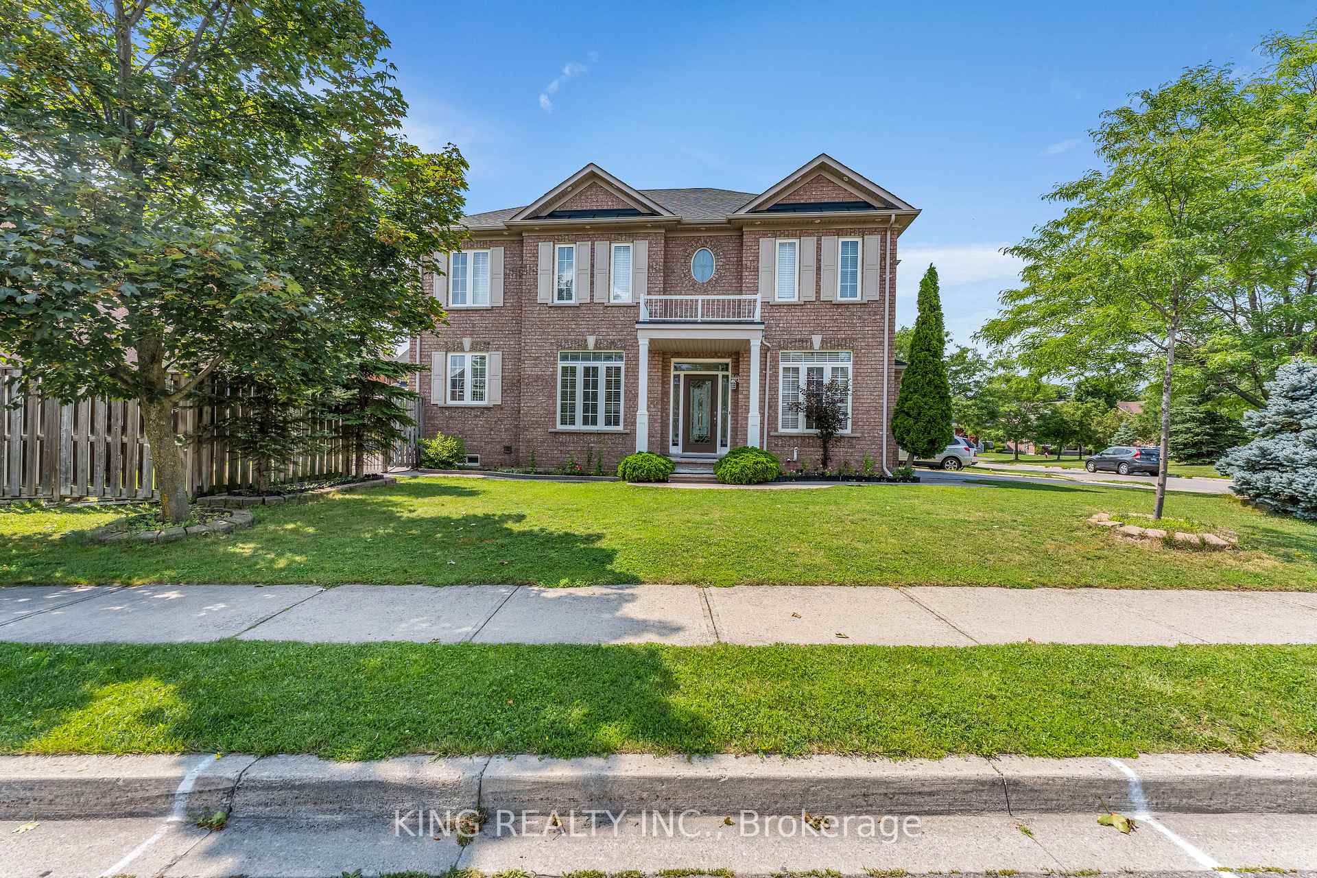 Photo 4 of 100 Pantomine Boulevard, Brampton, Brampton West — HOMEH