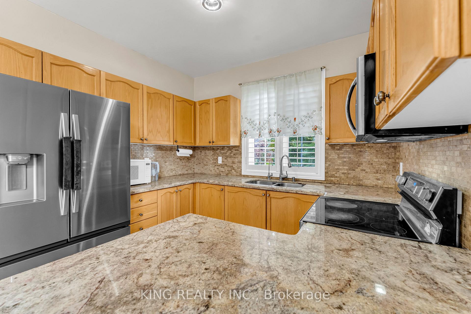 Photo 16 of 100 Pantomine Boulevard, Brampton, Brampton West — HOMEH