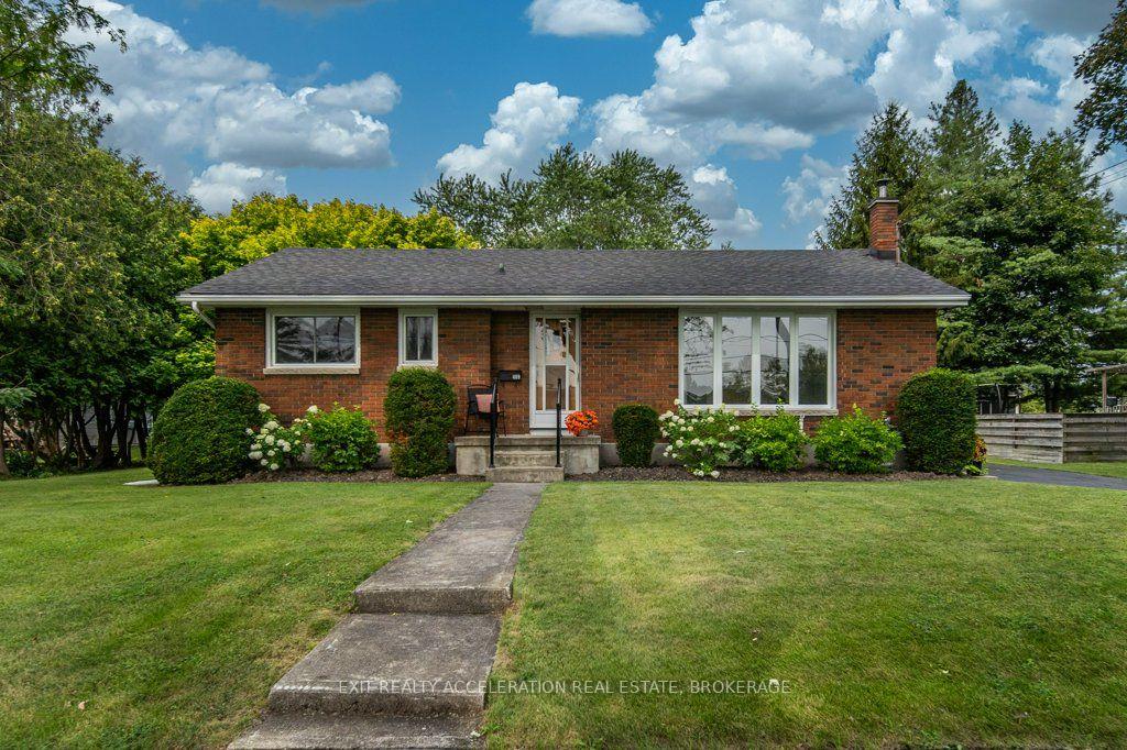 Front of 409 Dundas Street W