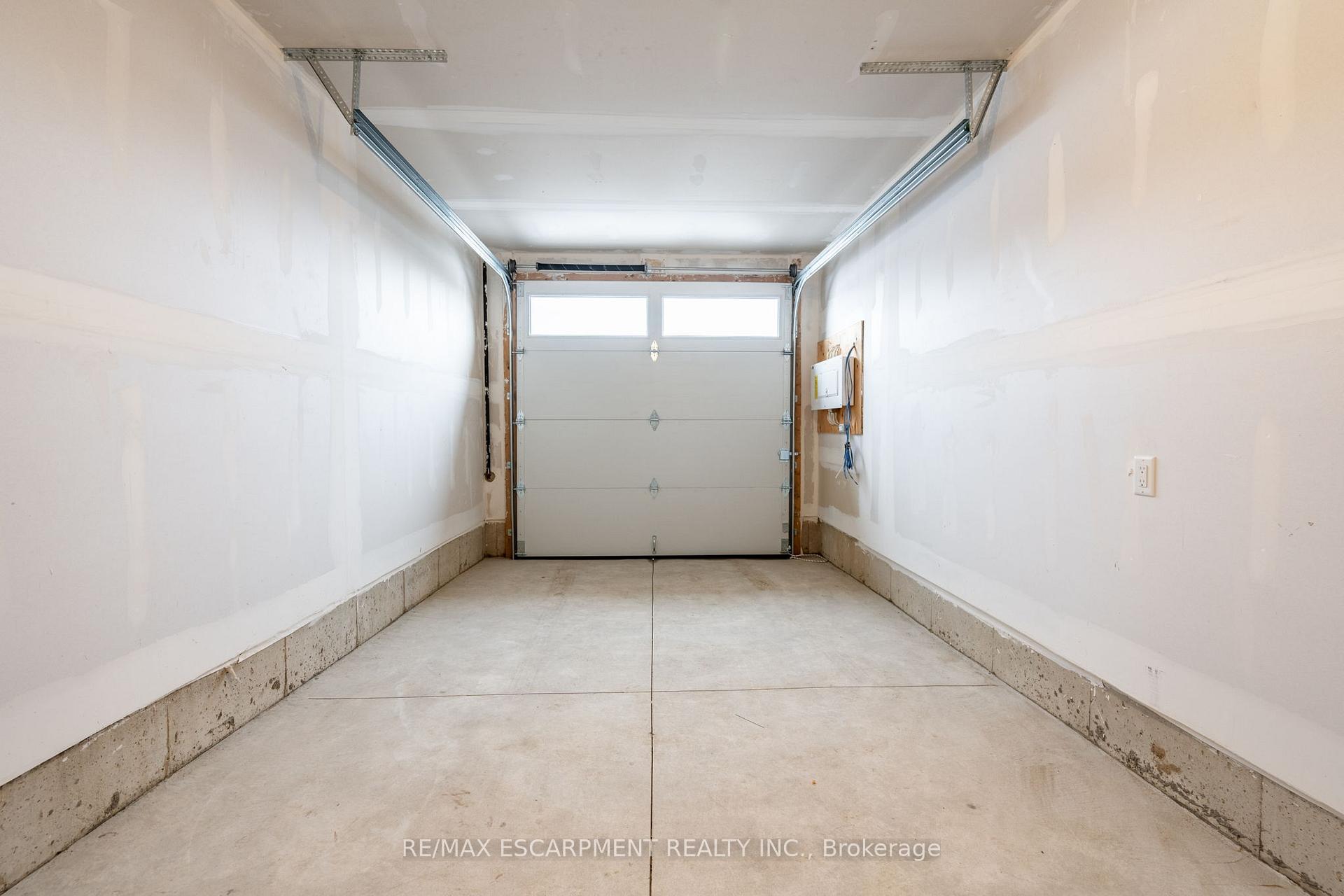 Photo 23 of 16 Clear Valley Lane, Hamilton, Mount Hope — HOMEH