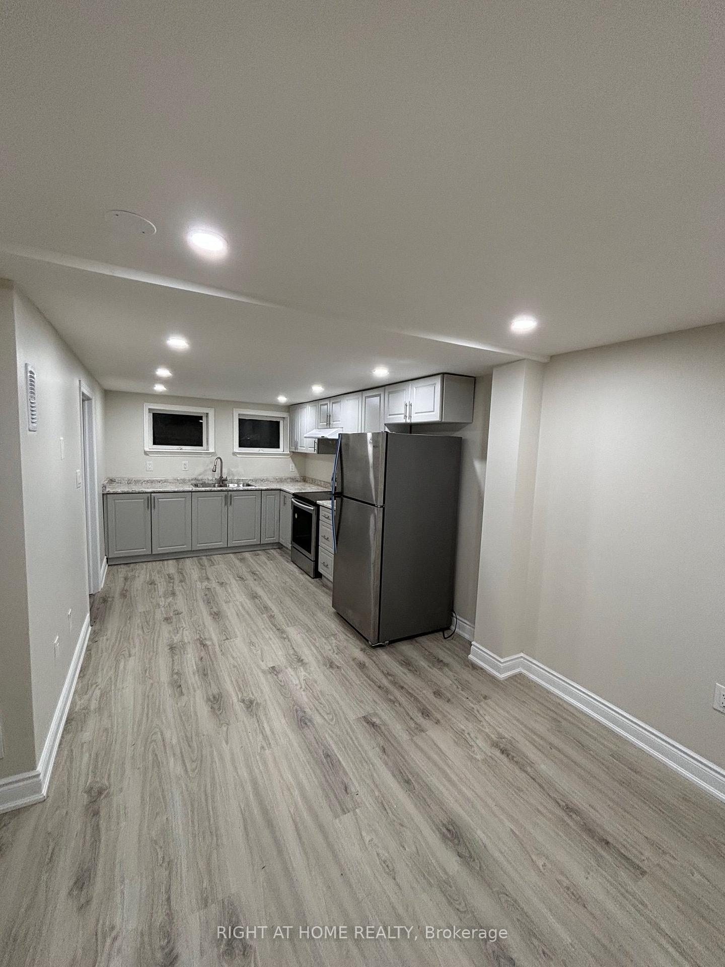 Photo 3 of Unit lower, 3574 Ash Row Crescent, Mississauga, Erin Mills — HOMEH