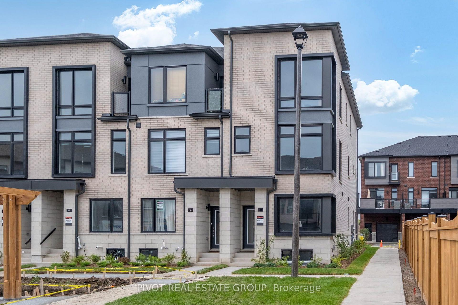 Photo 2 of 11 Pluto Way, Whitby, Brooklin — HOMEH