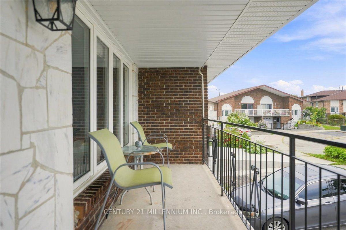 Photo 2 of 9 Cheryl Court, Brampton, Brampton North — HOMEH