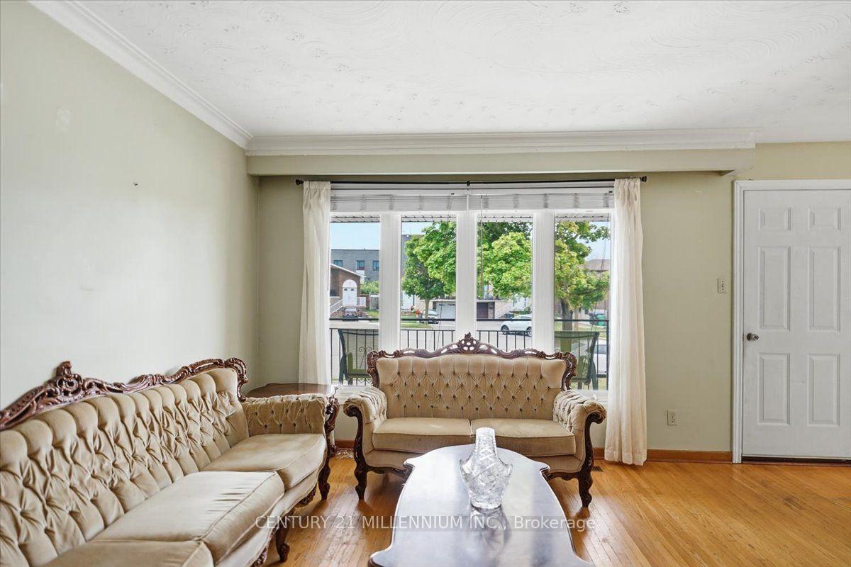 Photo 4 of 9 Cheryl Court, Brampton, Brampton North — HOMEH
