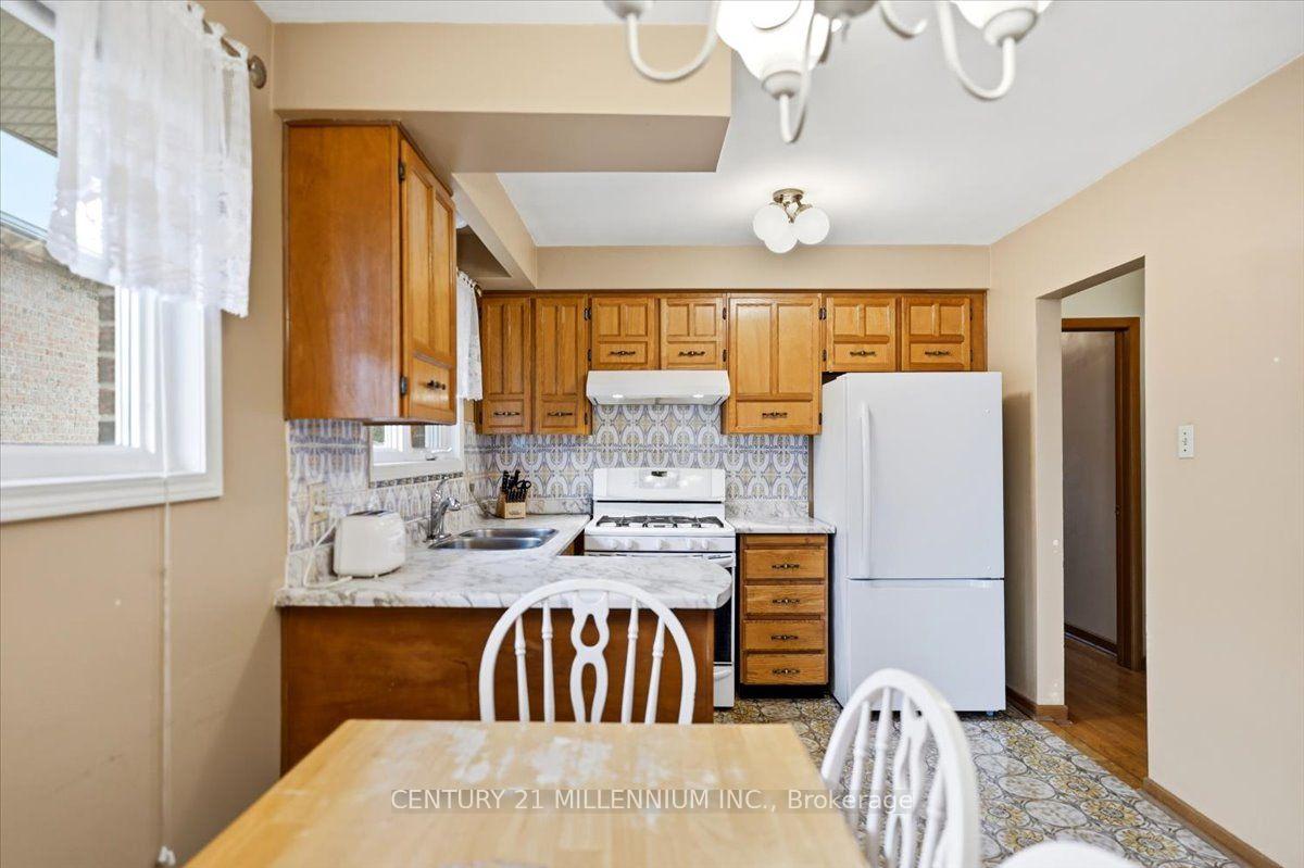 Photo 7 of 9 Cheryl Court, Brampton, Brampton North — HOMEH