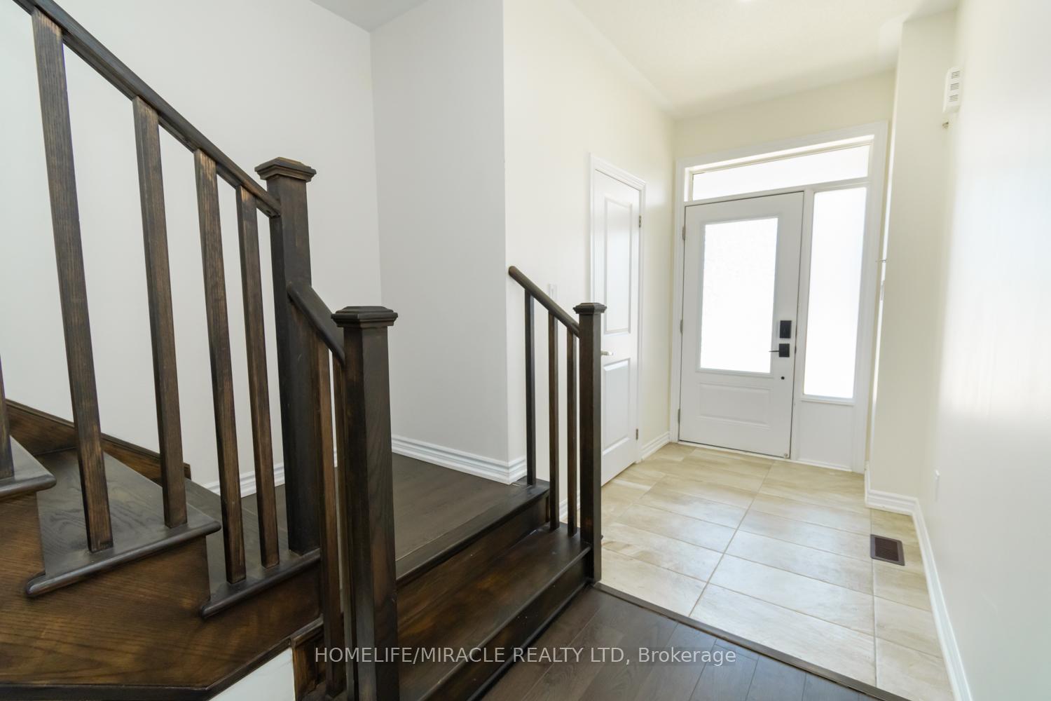 Photo 13 of 34 Valleybrook Road, Barrie, Innis-Shore — HOMEH