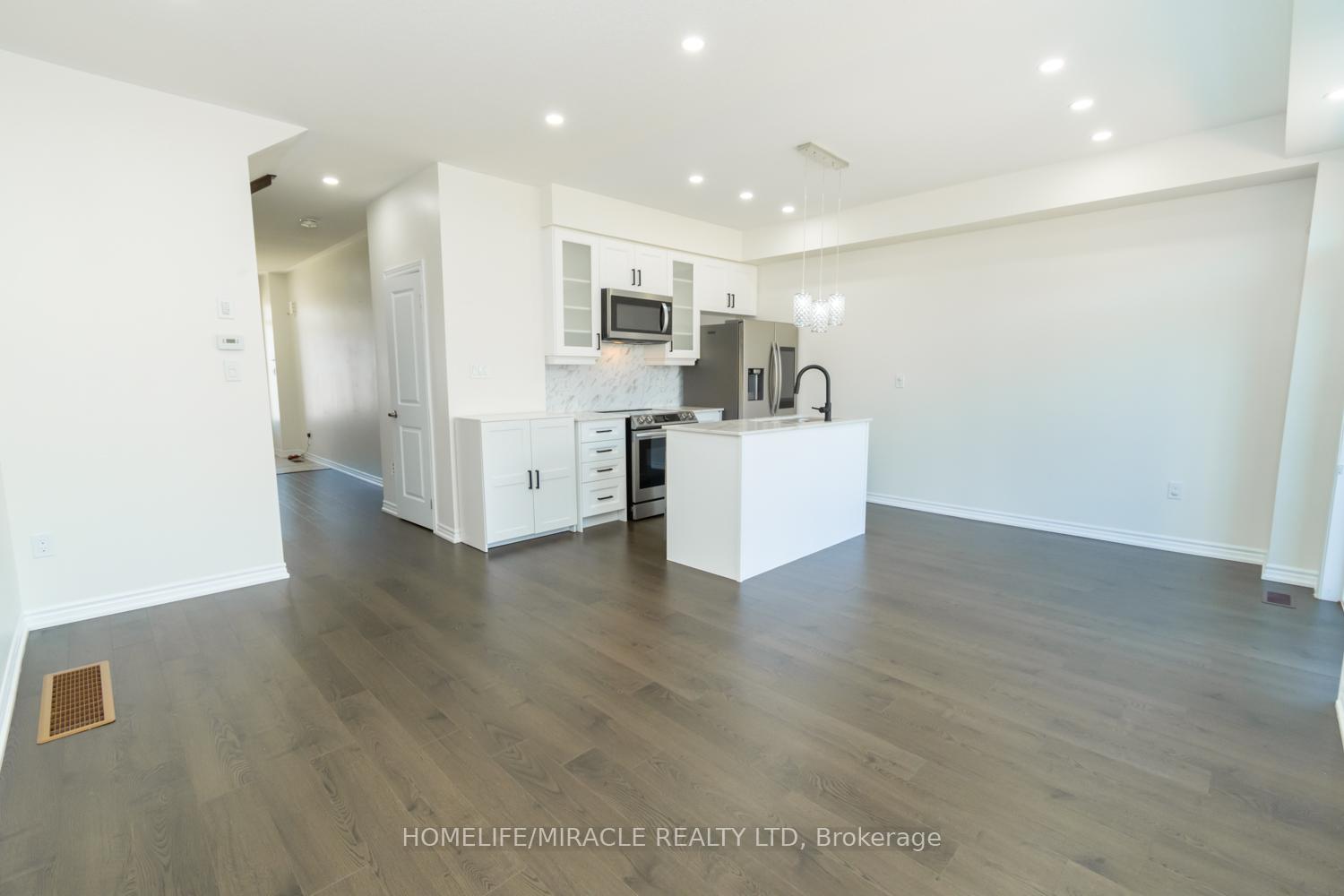Photo 14 of 34 Valleybrook Road, Barrie, Innis-Shore — HOMEH