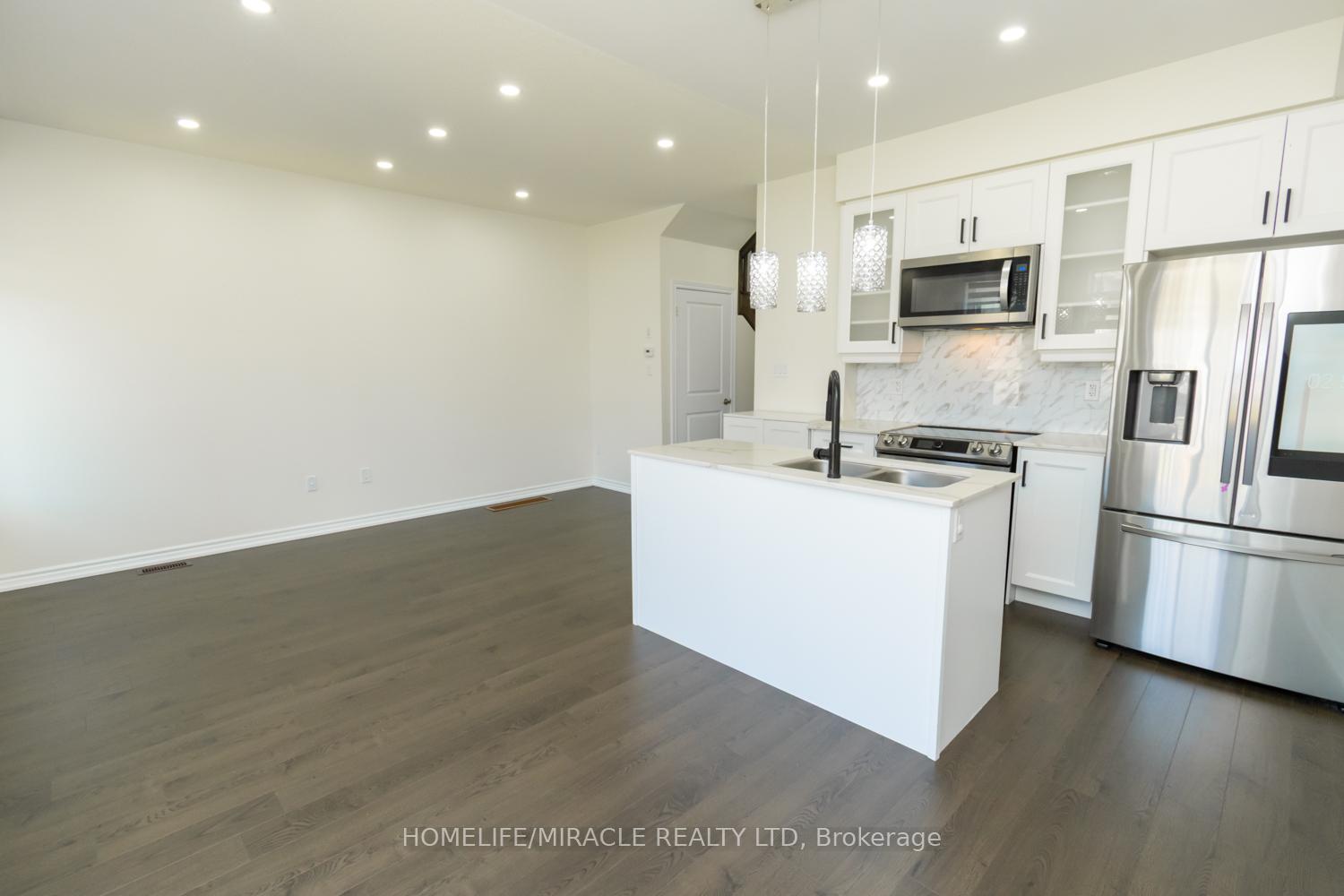 Photo 23 of 34 Valleybrook Road, Barrie, Innis-Shore — HOMEH