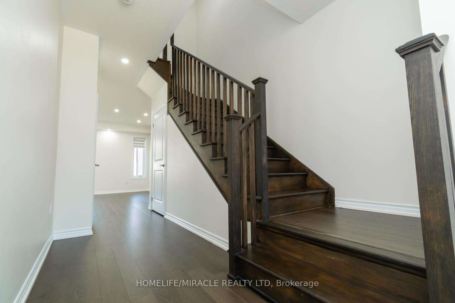 Photo 24 of 34 Valleybrook Road, Barrie, Innis-Shore — HOMEH