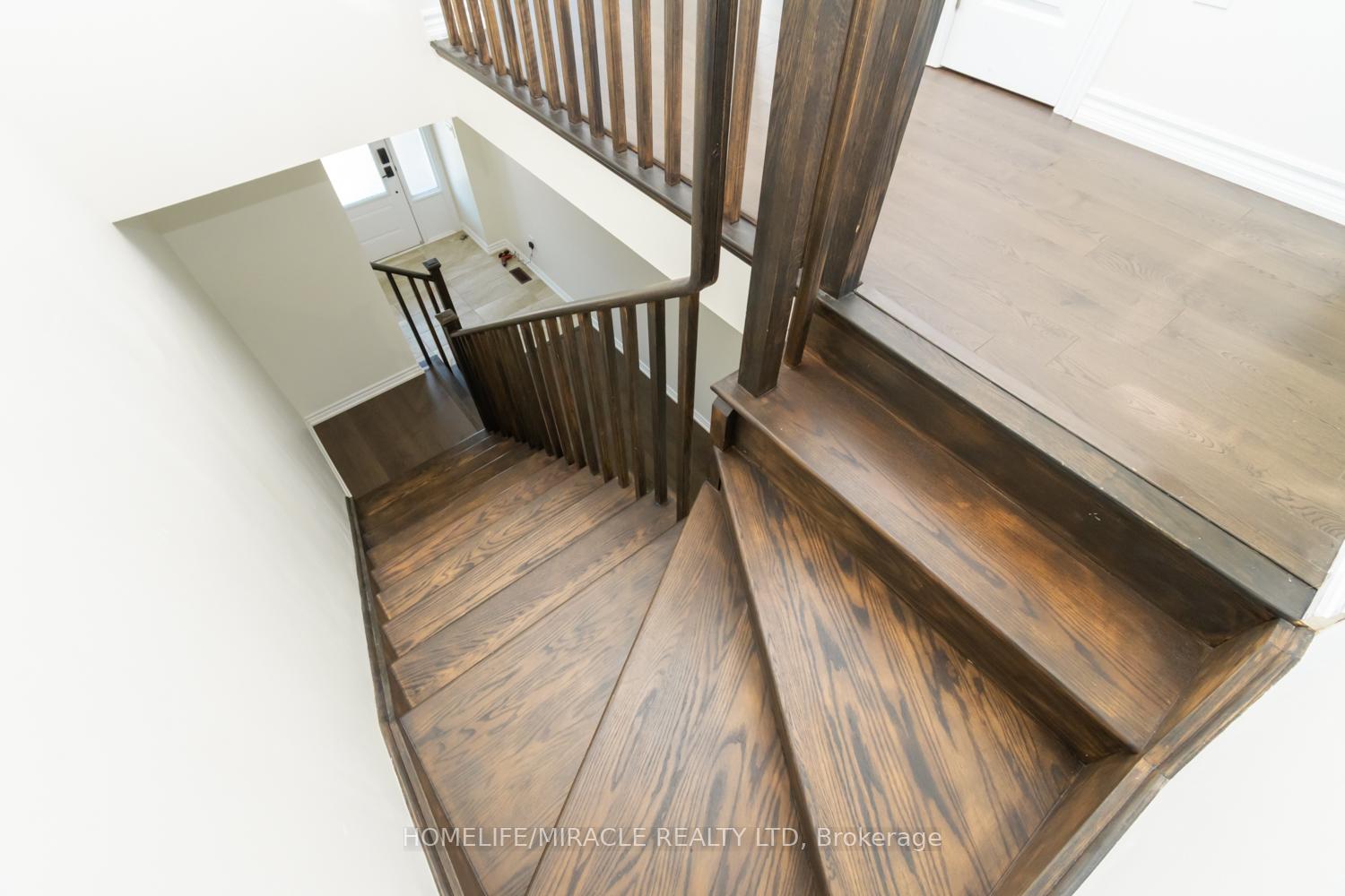 Photo 25 of 34 Valleybrook Road, Barrie, Innis-Shore — HOMEH