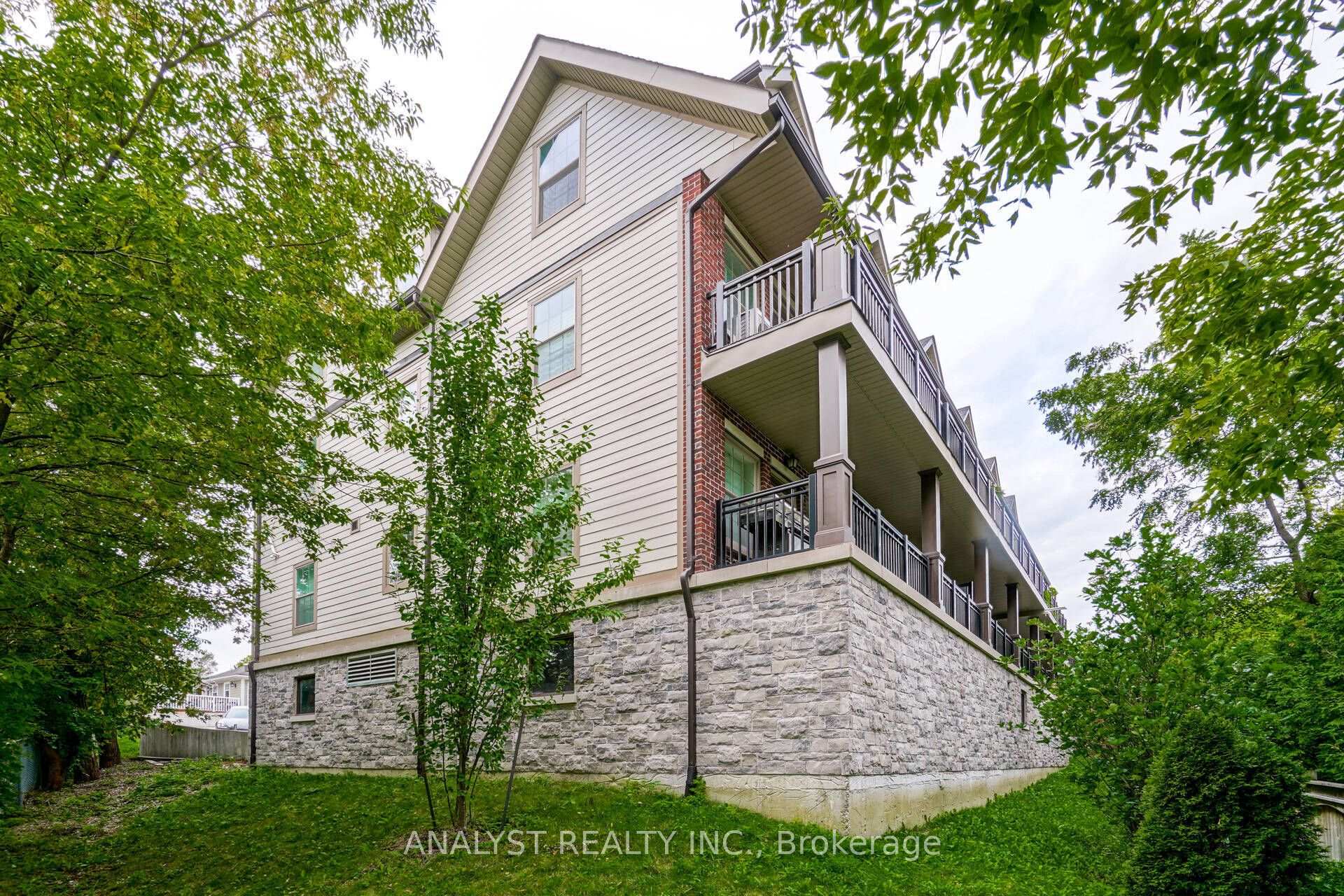 Photo 2 of Unit 218, 10425 Islington Avenue, Vaughan, Kleinburg — HOMEH