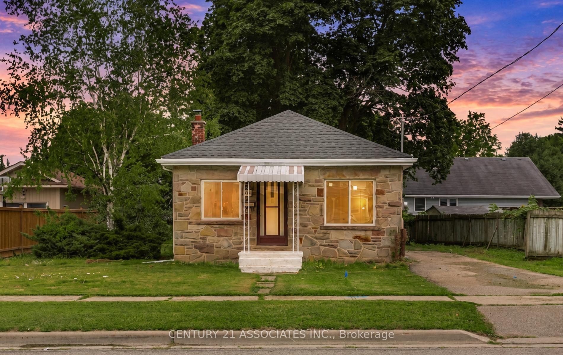 Photo 2 of 48 King Street, Halton Hills, Georgetown — HOMEH