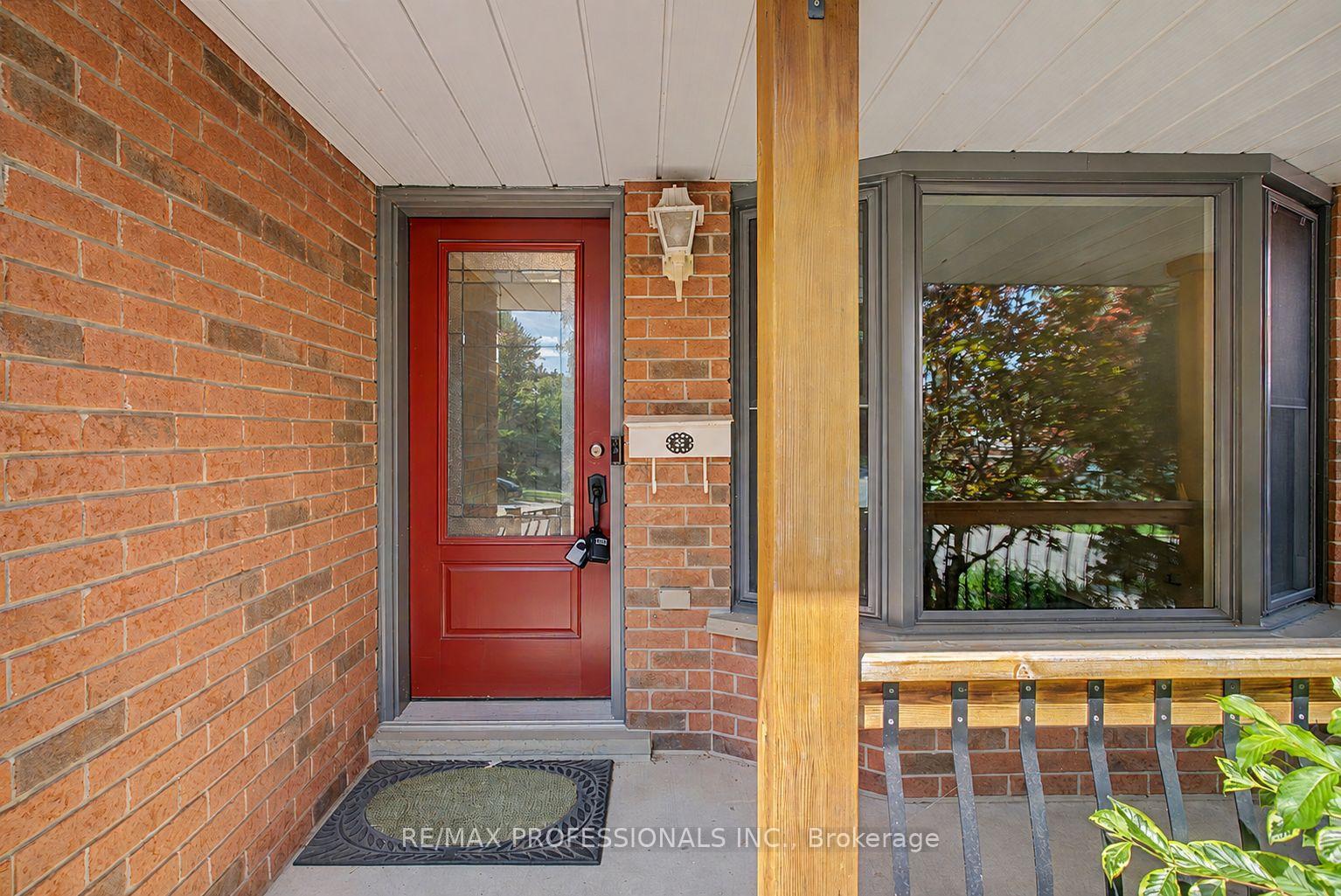Photo 3 of 576 Thorndale Drive, Waterloo, Westvale — HOMEH