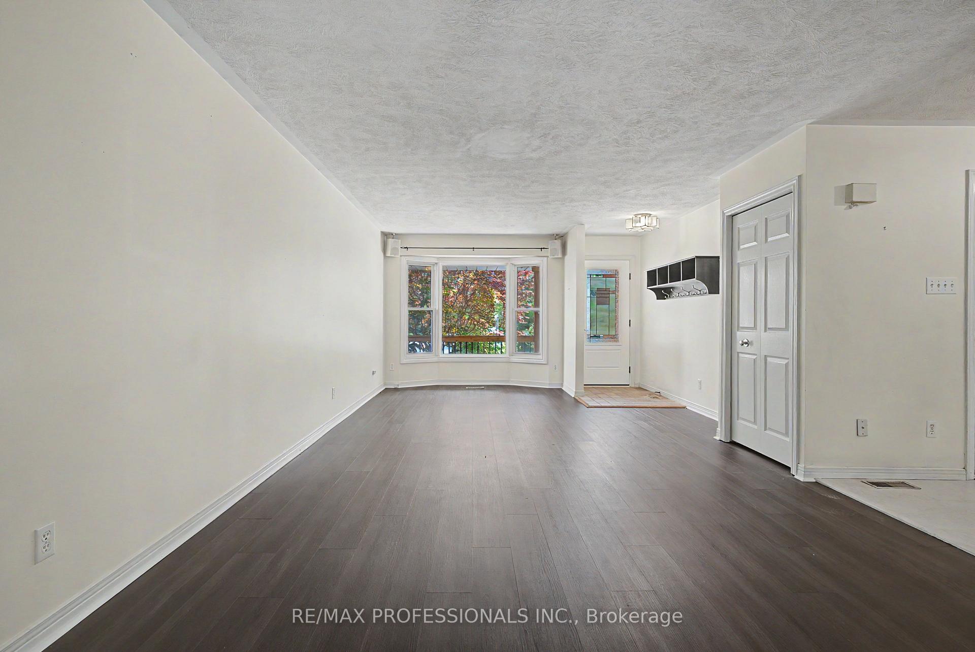Photo 5 of 576 Thorndale Drive, Waterloo, Westvale — HOMEH