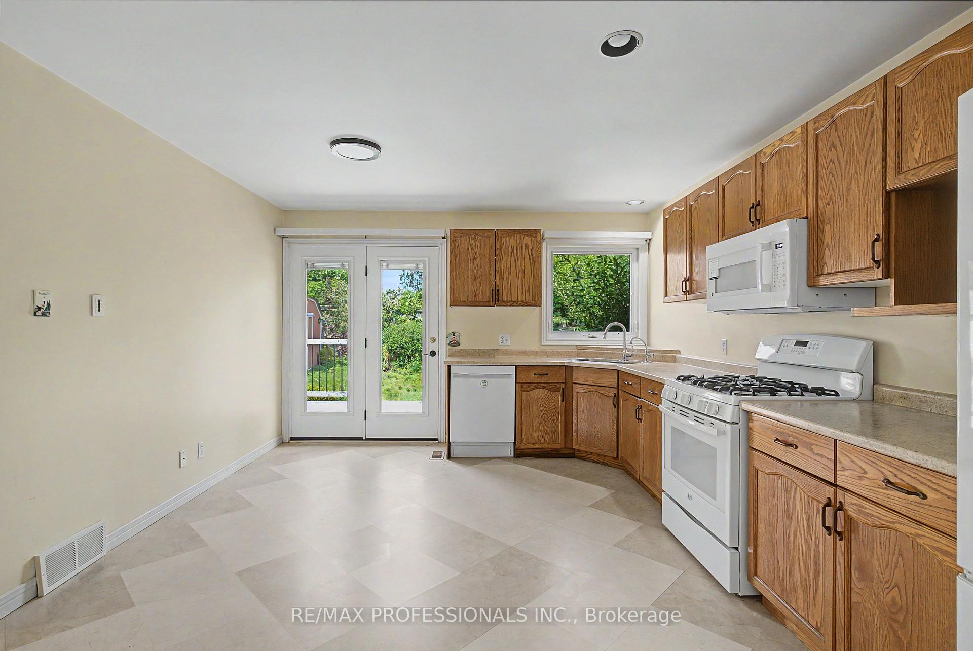 Photo 12 of 576 Thorndale Drive, Waterloo, Westvale — HOMEH