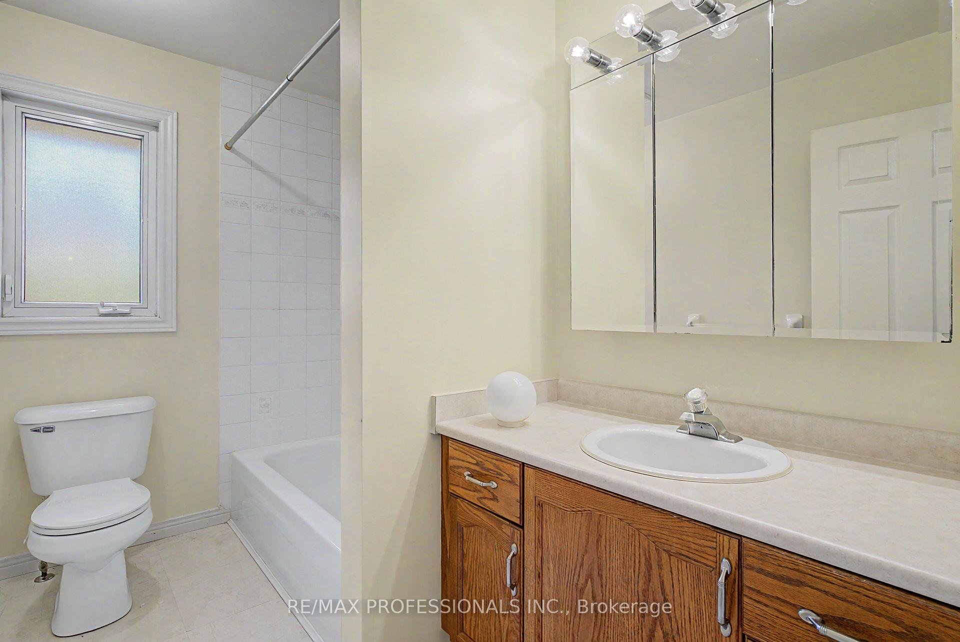 Photo 15 of 576 Thorndale Drive, Waterloo, Westvale — HOMEH