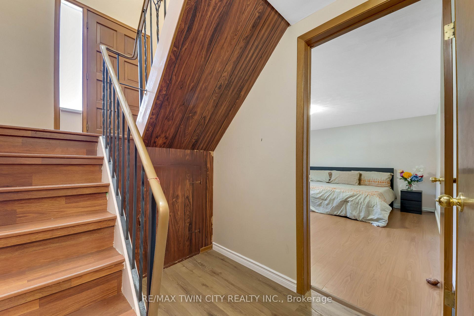 Photo 3 of 402 Lakeview Drive, Waterloo, Lakeshore Village — HOMEH