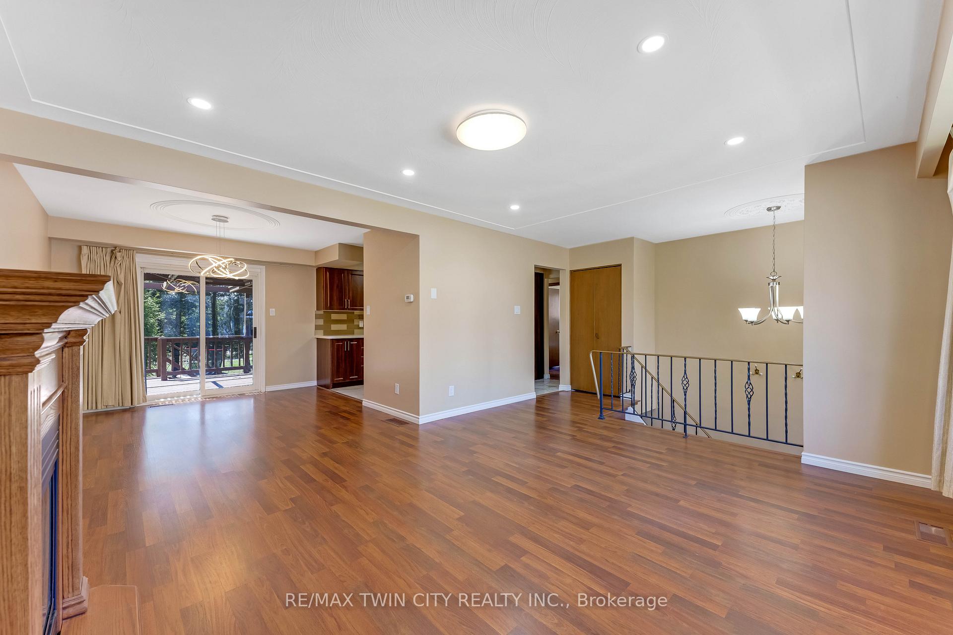Photo 4 of 402 Lakeview Drive, Waterloo, Lakeshore Village — HOMEH