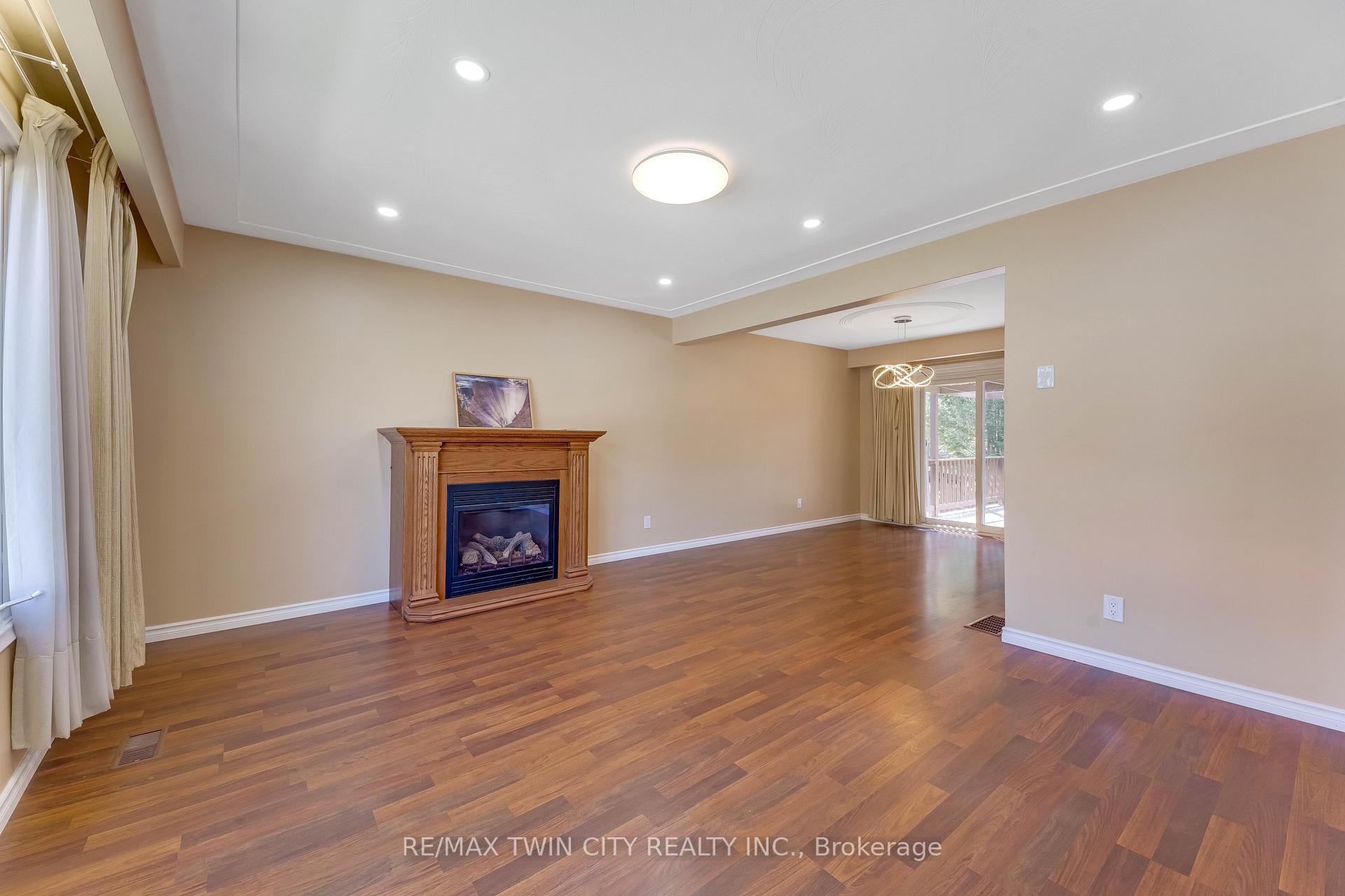 Photo 5 of 402 Lakeview Drive, Waterloo, Lakeshore Village — HOMEH