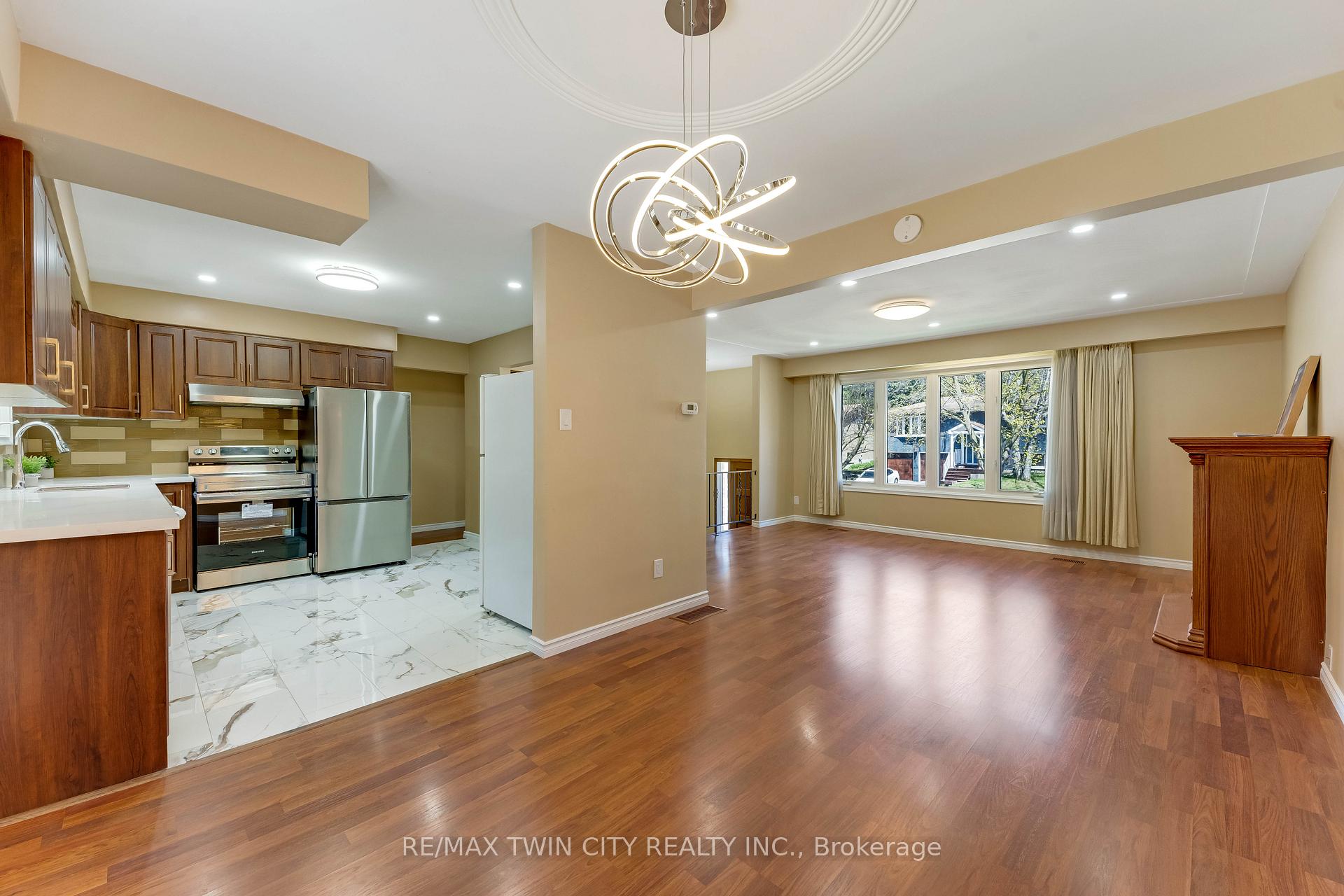 Photo 7 of 402 Lakeview Drive, Waterloo, Lakeshore Village — HOMEH