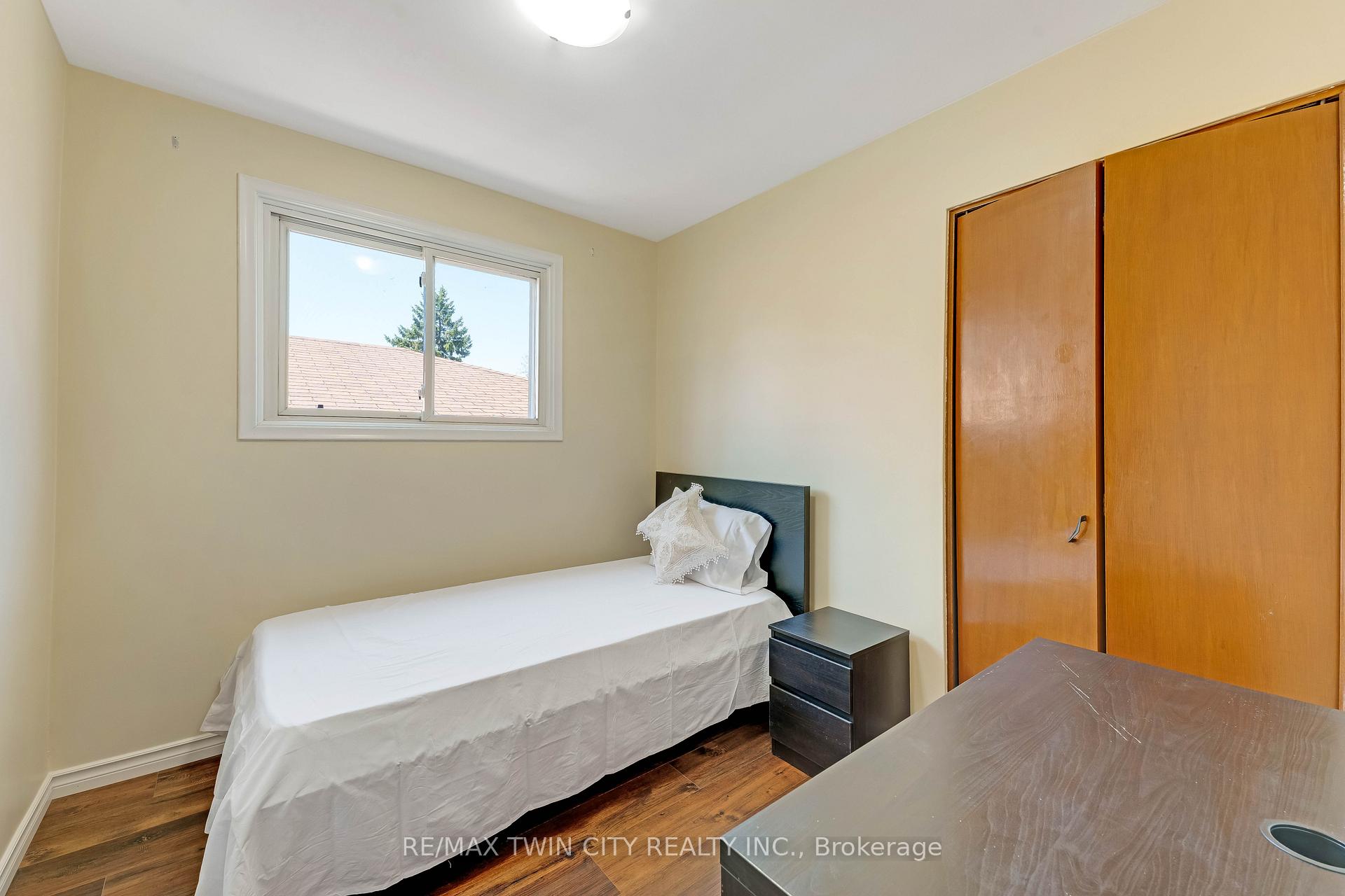 Photo 16 of 402 Lakeview Drive, Waterloo, Lakeshore Village — HOMEH