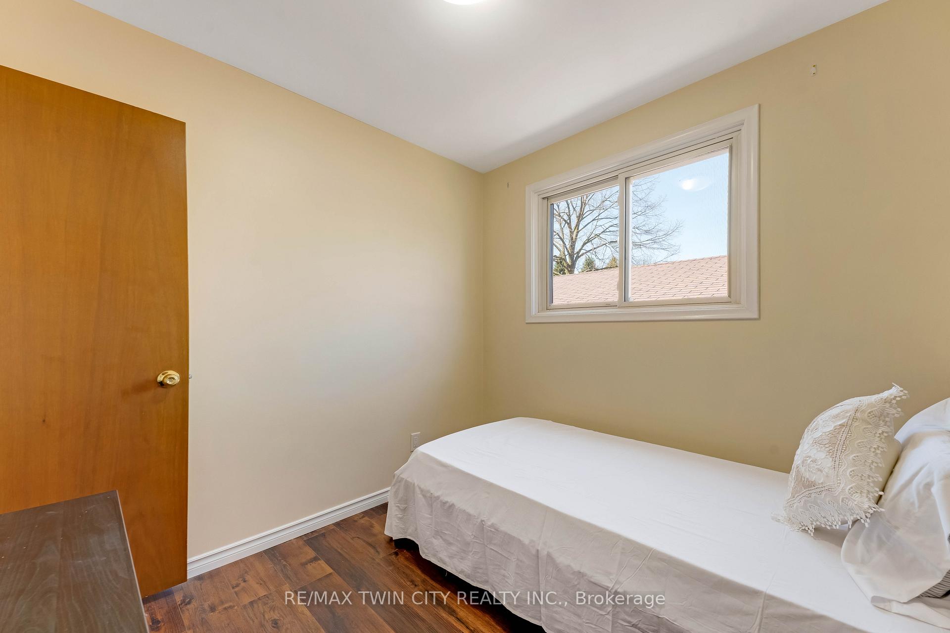 Photo 18 of 402 Lakeview Drive, Waterloo, Lakeshore Village — HOMEH