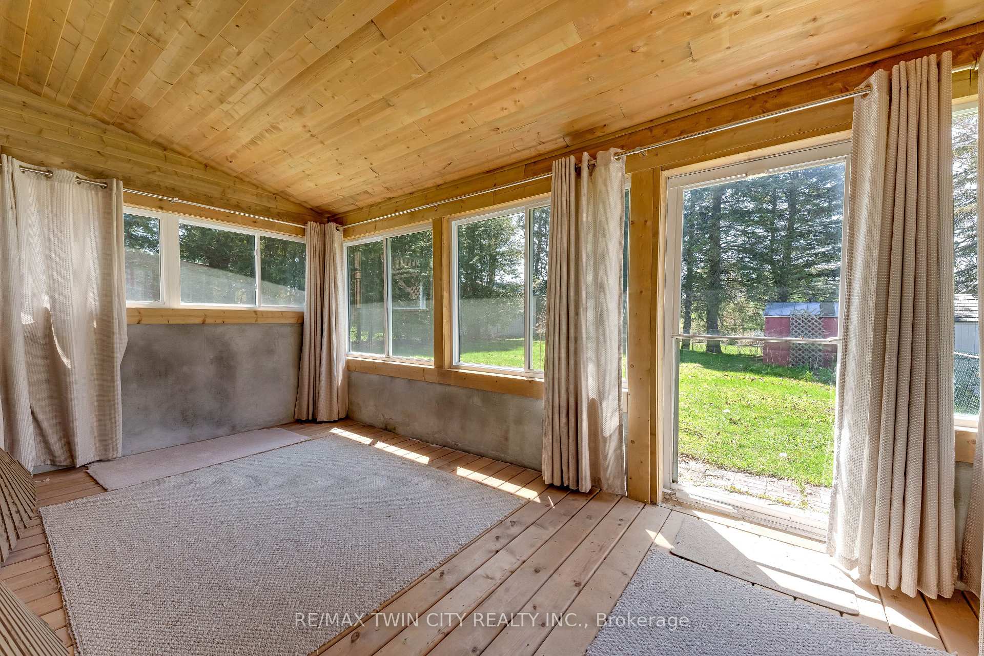 Photo 33 of 402 Lakeview Drive, Waterloo, Lakeshore Village — HOMEH