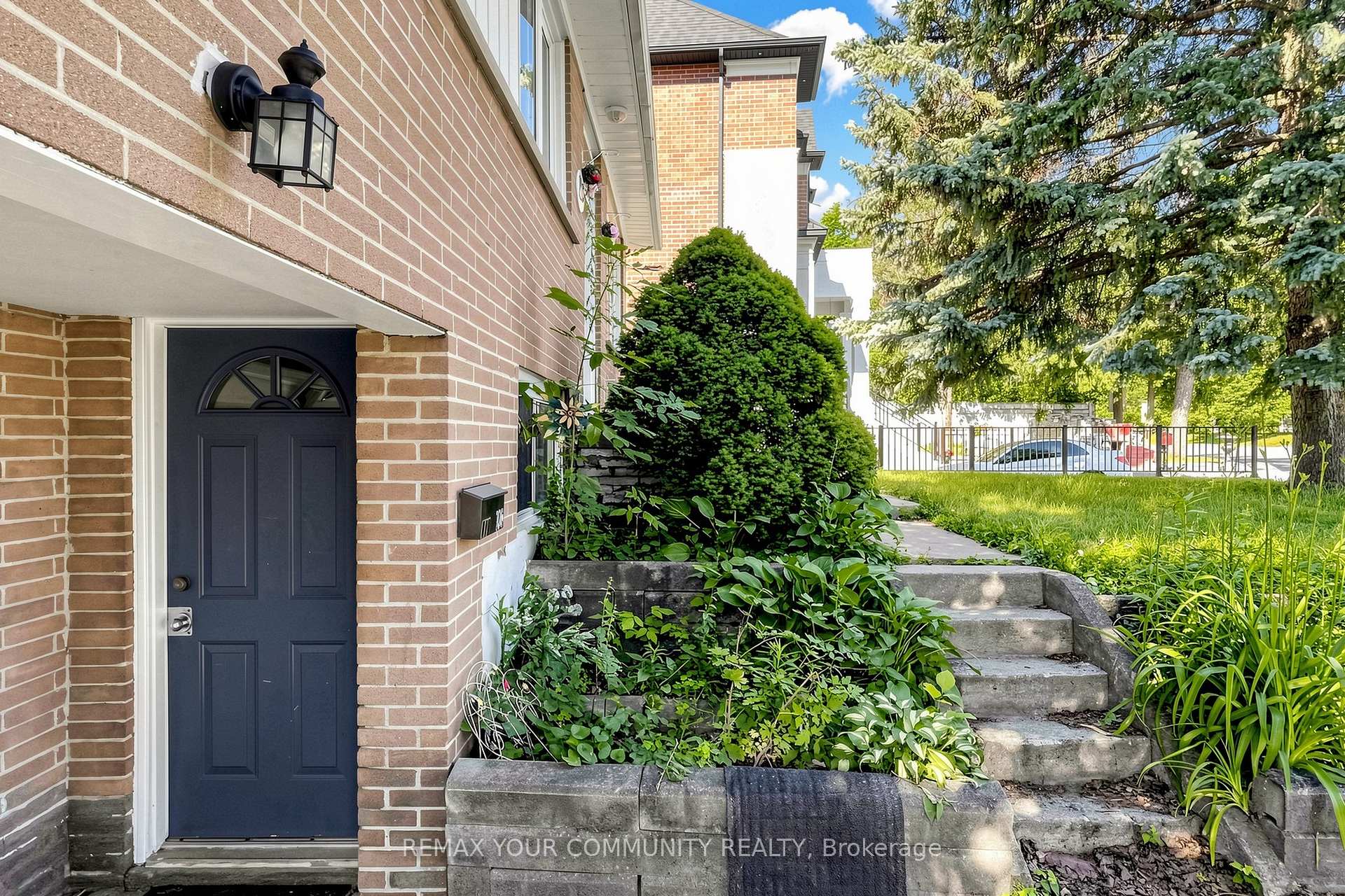 Photo 4 of Unit Lower, 106 Levendale Road, Richmond Hill, Mill Pond — HOMEH
