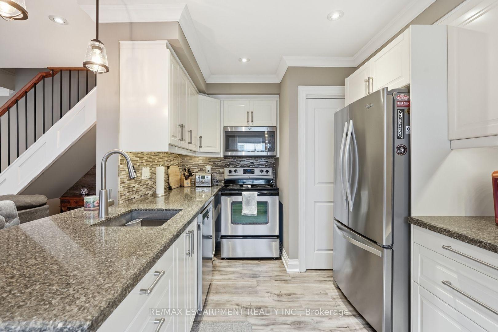 Photo 5 of Unit 6, 469 Claridge Road, Burlington, Roseland — HOMEH