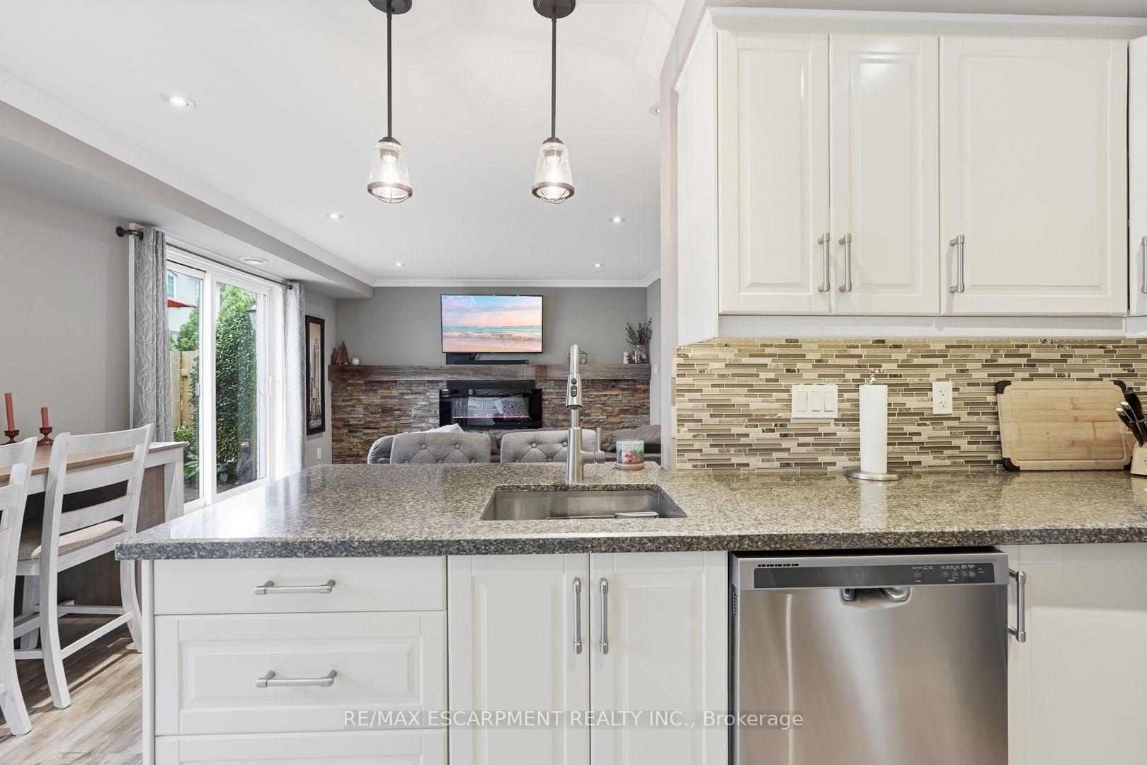 Photo 6 of Unit 6, 469 Claridge Road, Burlington, Roseland — HOMEH