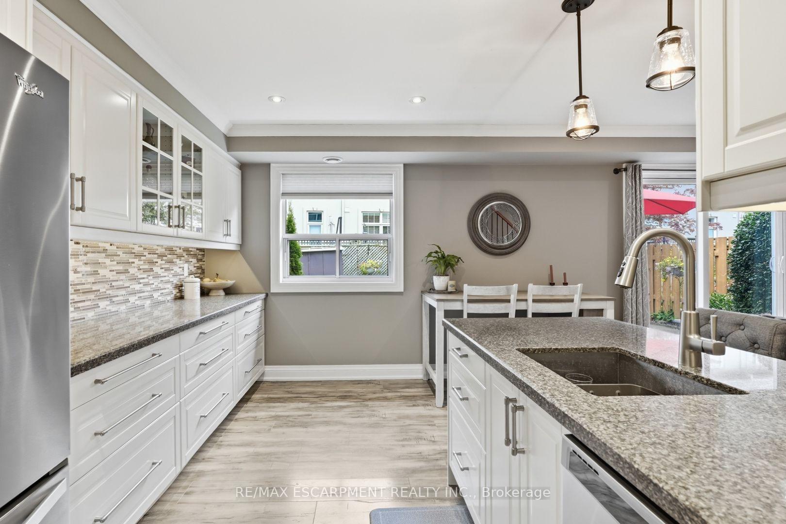 Photo 8 of Unit 6, 469 Claridge Road, Burlington, Roseland — HOMEH