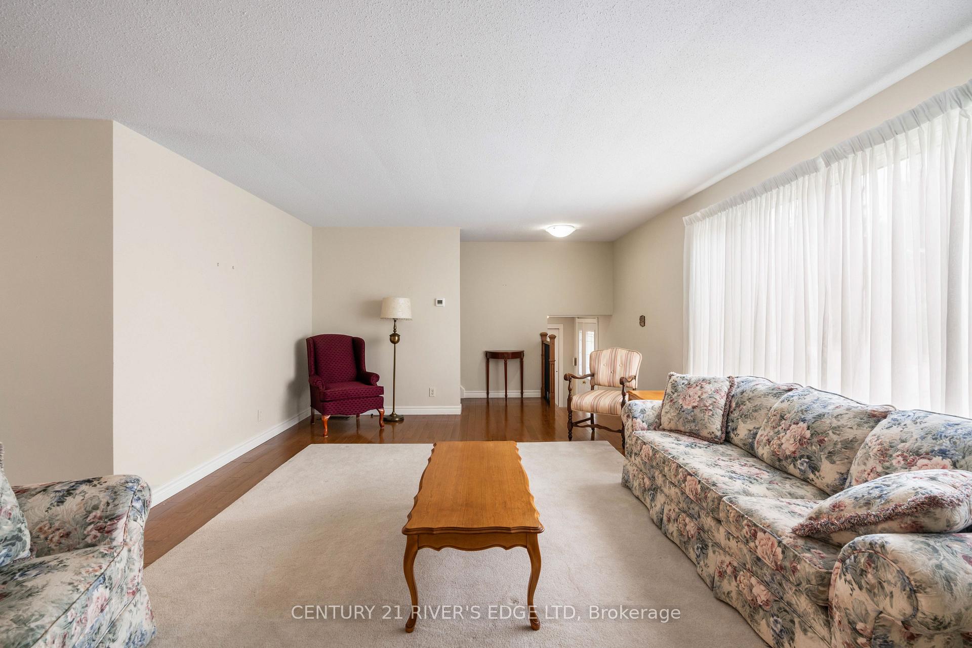 Photo 10 of 1 Hardy Crescent, Brockville, Brockville — HOMEH