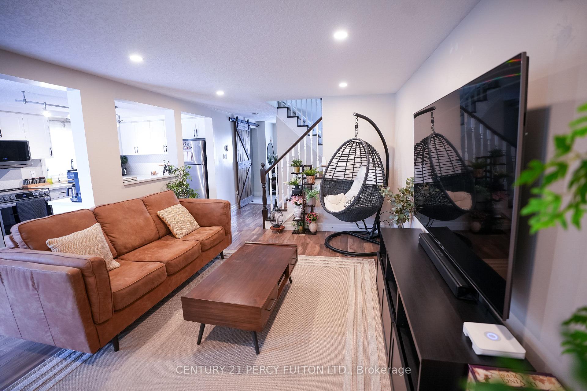 Photo 3 of 333 Rosette Drive, Waterloo, Lexington — HOMEH