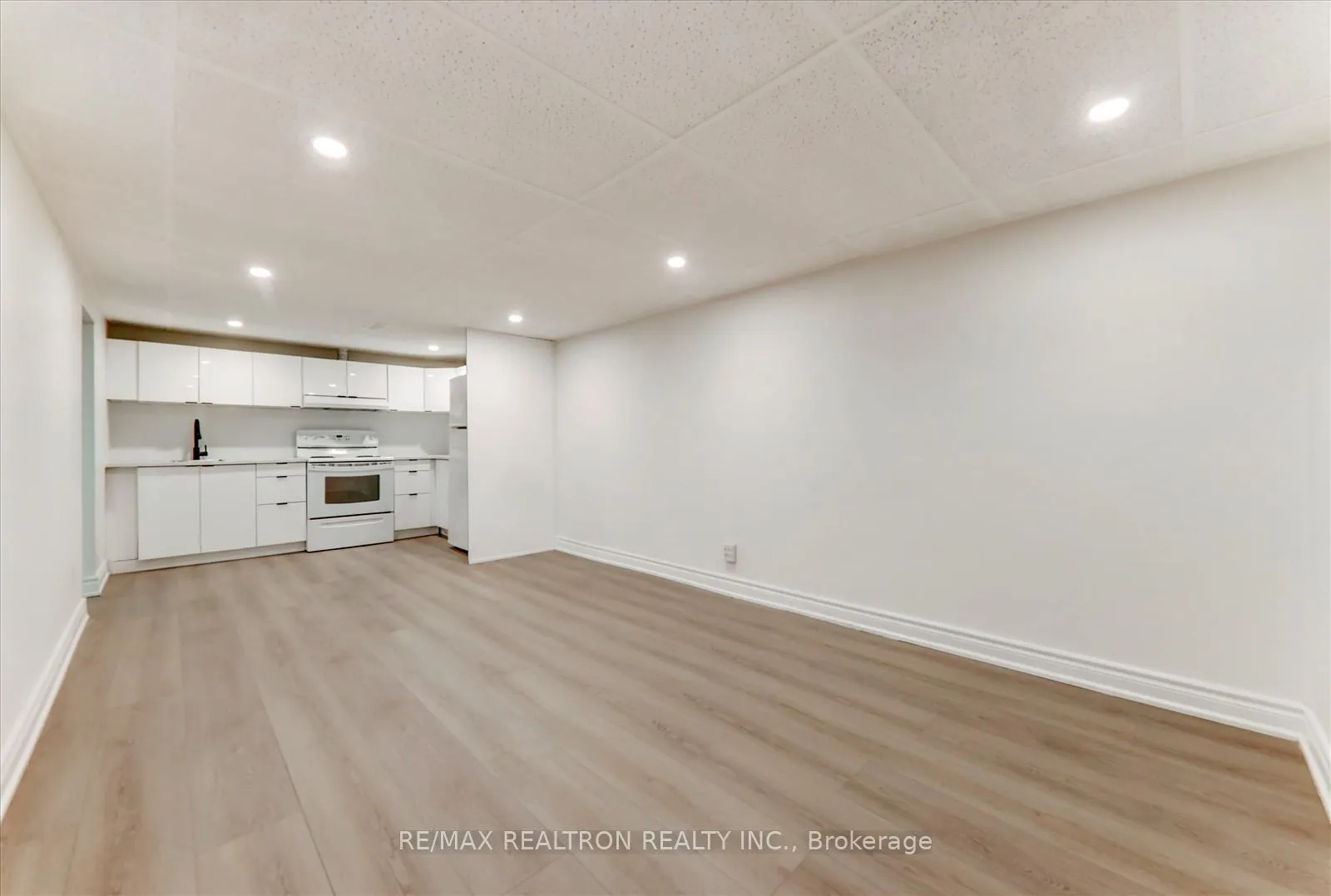 Photo 2 of Unit Bsmnt, 744 Krosno Boulevard, Pickering, Amberlea — HOMEH