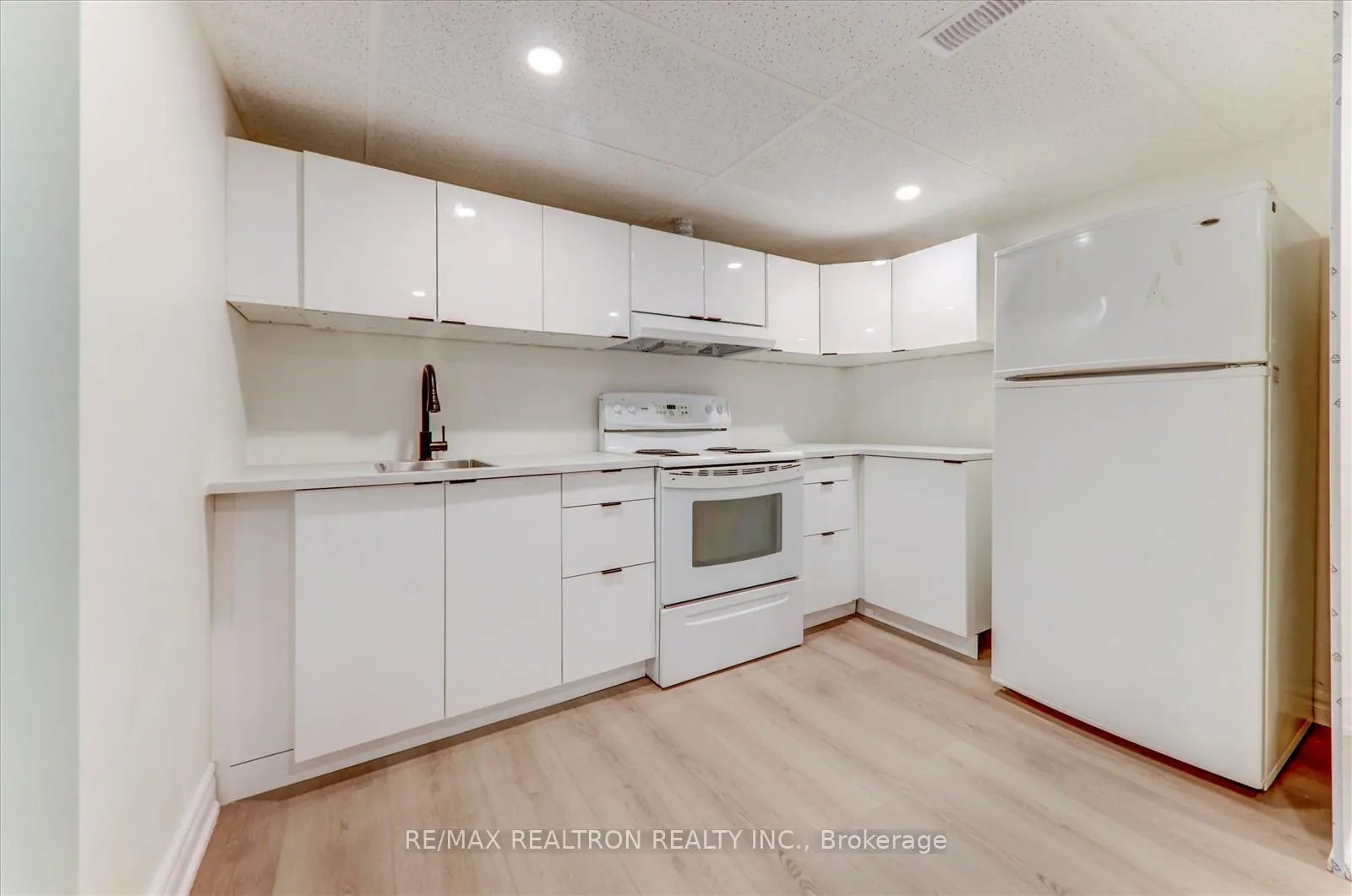 Photo 3 of Unit Bsmnt, 744 Krosno Boulevard, Pickering, Amberlea — HOMEH