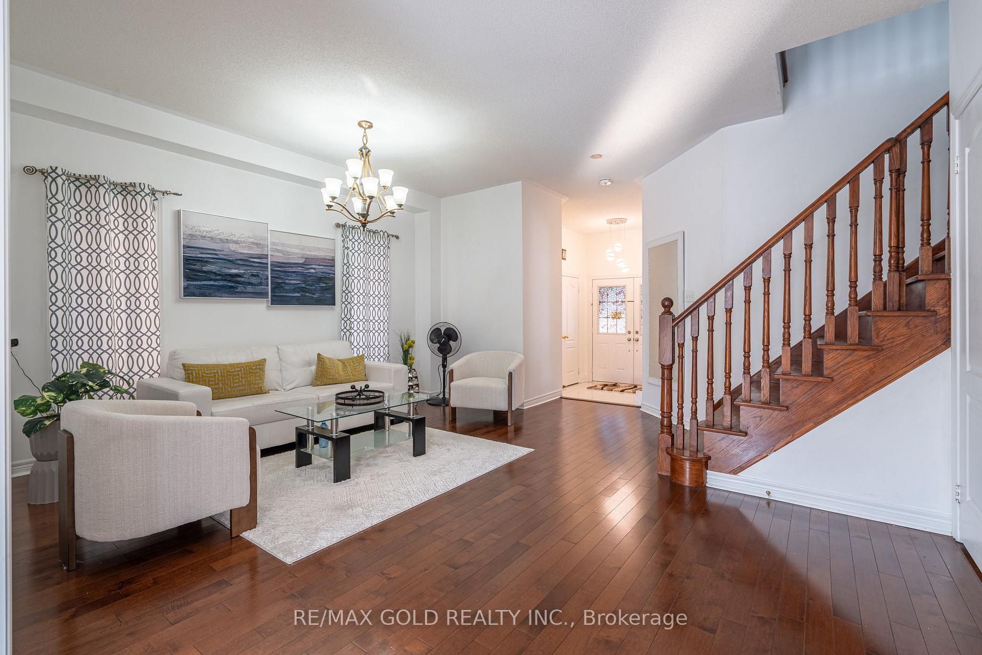 Photo 3 of 25 Oblate Crescent, Brampton, Bram West — HOMEH
