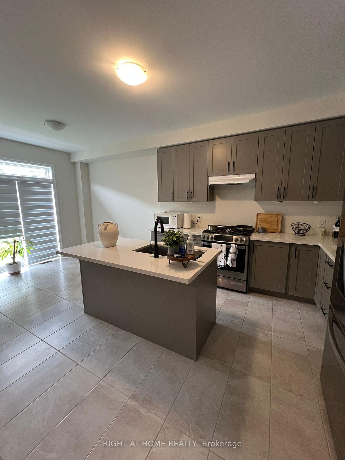 Photo 17 of 30 Northrop Avenue, Clarington, Newcastle — HOMEH