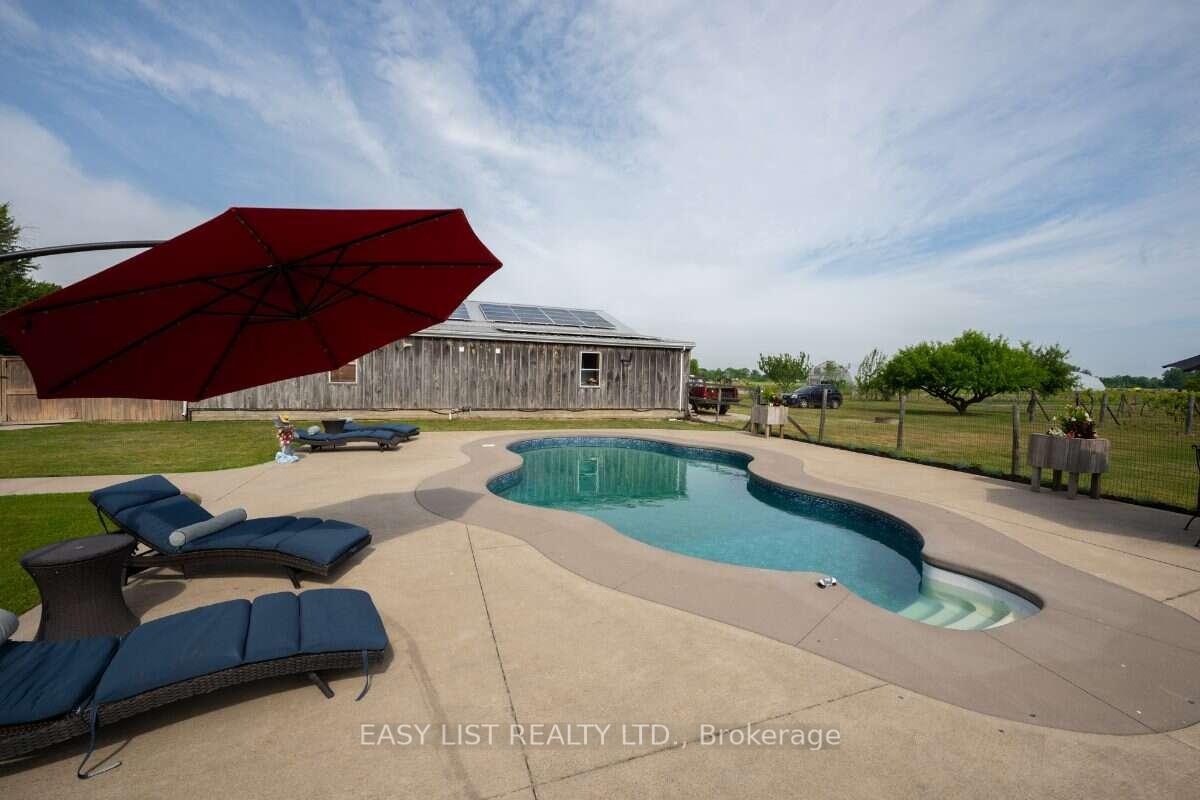 Photo 4 of 710 Seacliff Drive, Kingsville — HOMEH