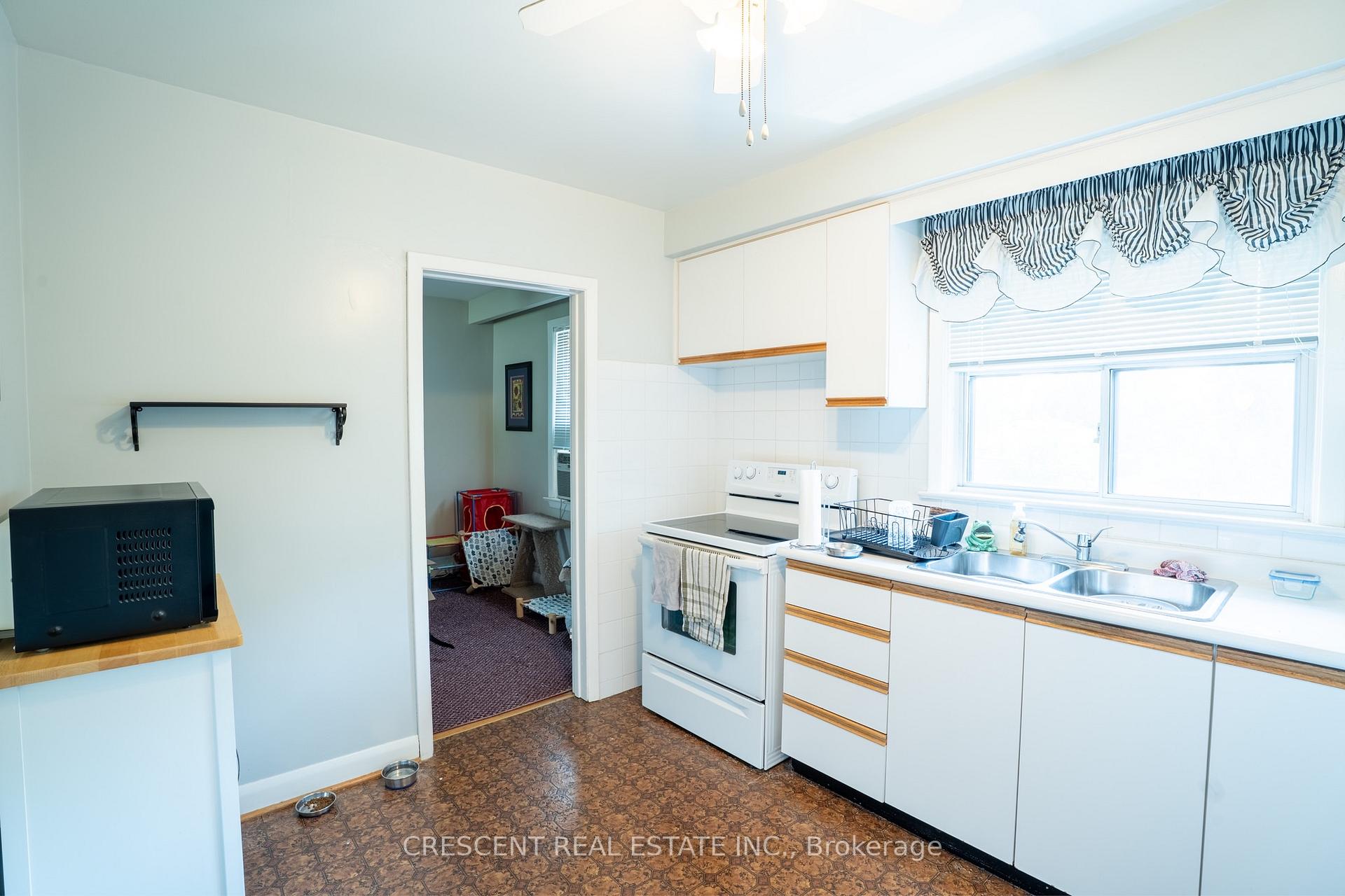 Photo 4 of Unit UPPER, 35 Laburnham Avenue, Etobicoke, Long Branch — HOMEH