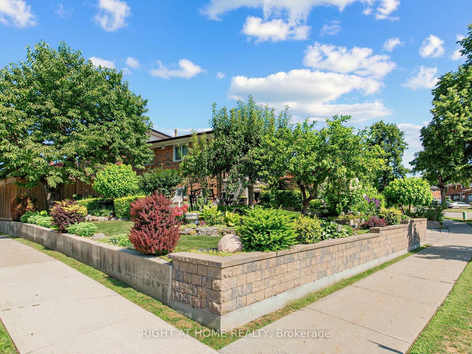 Photo 3 of 2 Grenadine Court, North York, Humber Summit — HOMEH