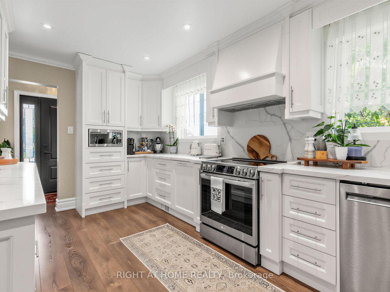 Photo 11 of 2 Grenadine Court, North York, Humber Summit — HOMEH