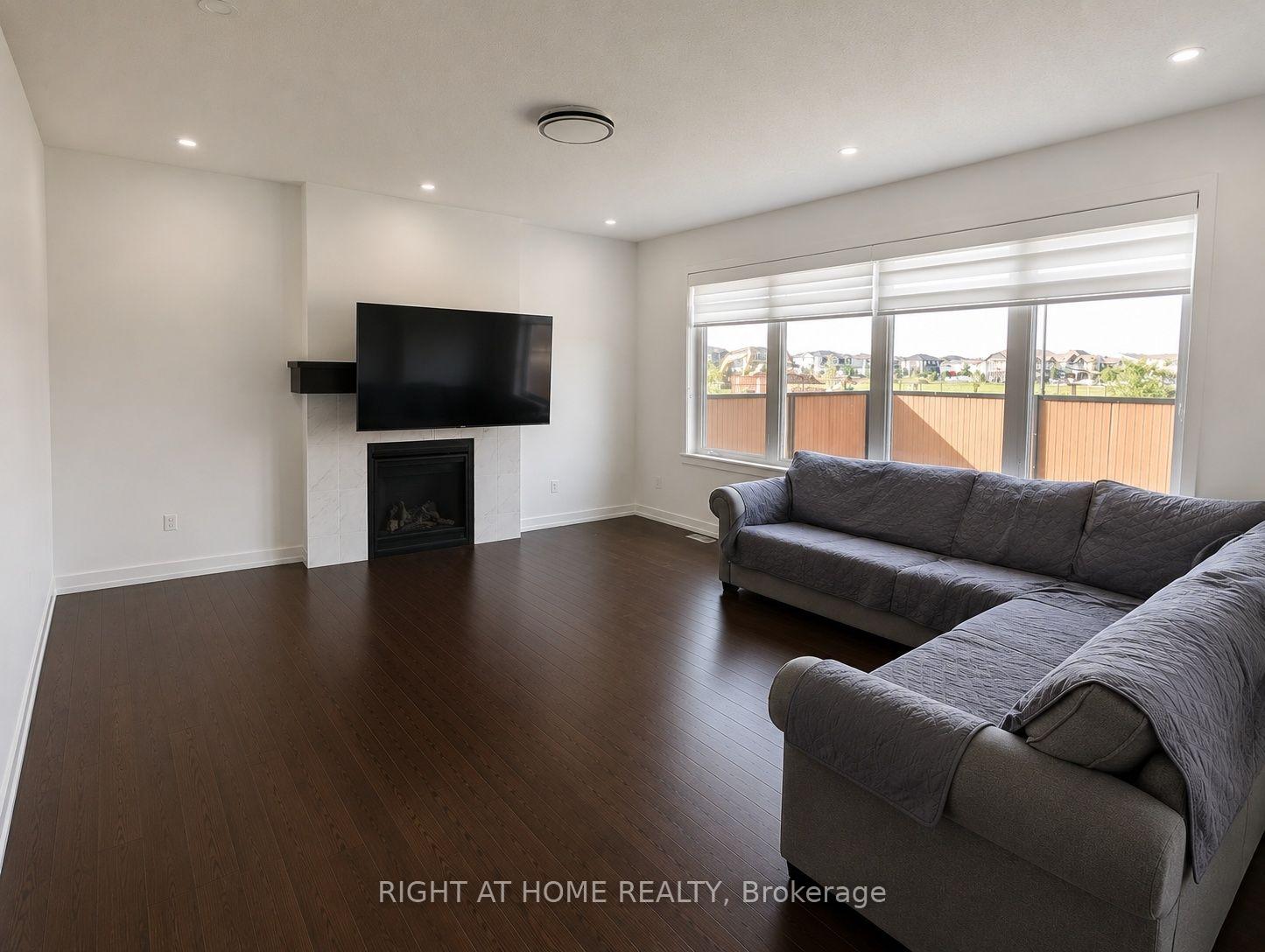 Photo 3 of 800 Paseana Place, Ottawa, Kanata - Emerald Meadows/Trailwest — HOMEH
