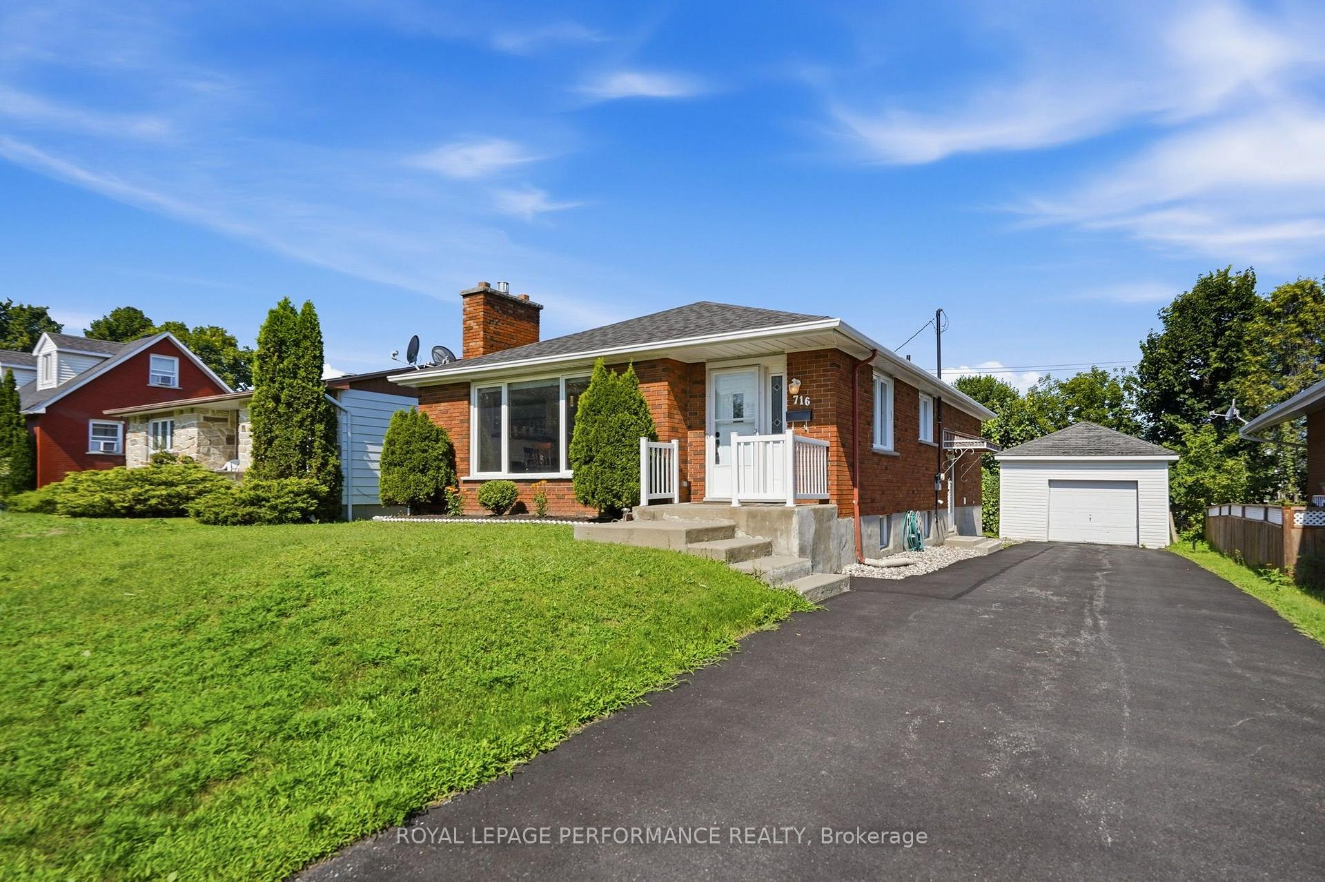 Photo of 716 Cartier Boulevard