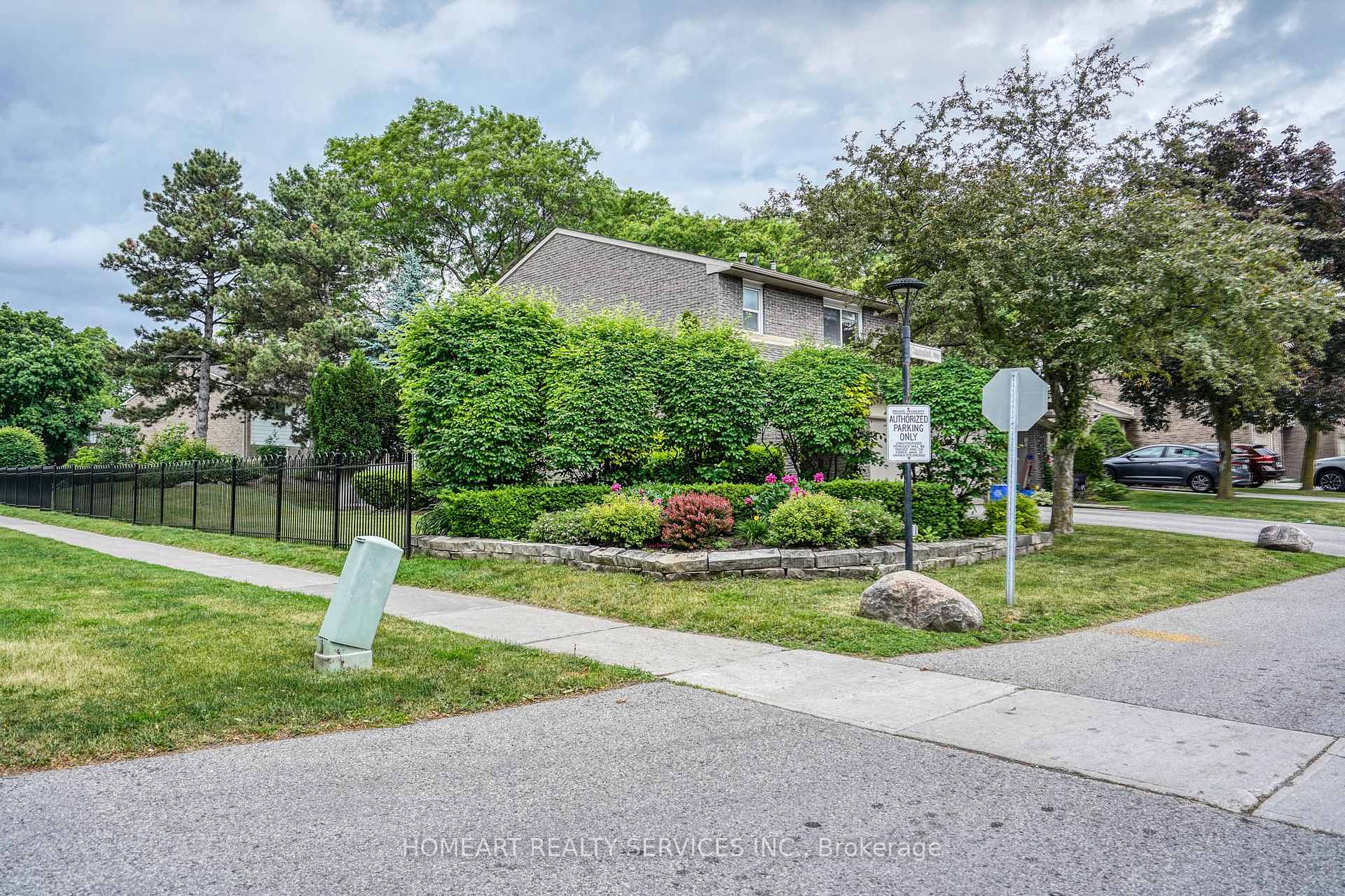 Photo 3 of 2 Camelot Way, Markham, Markham Village — HOMEH
