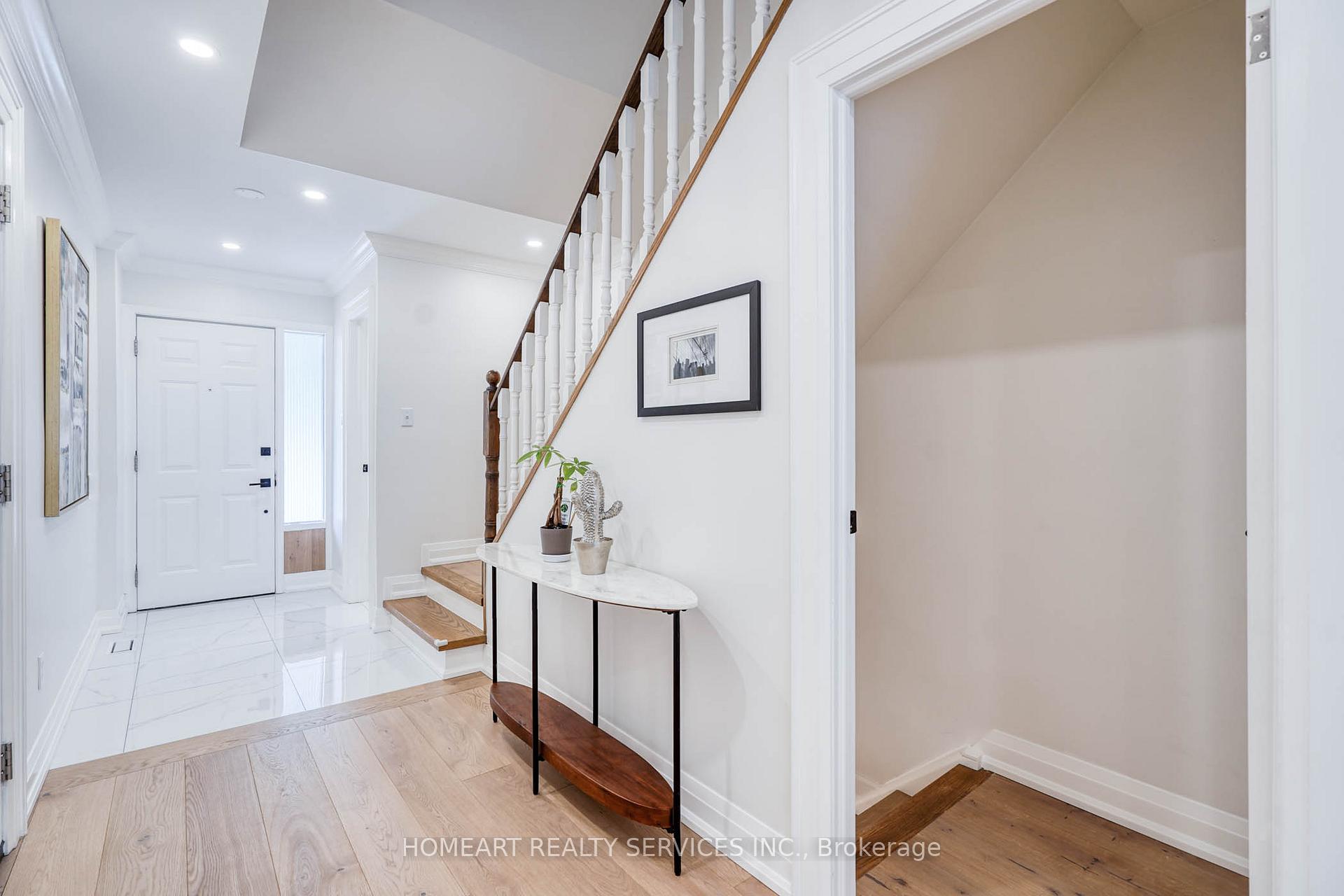 Photo 6 of 2 Camelot Way, Markham, Markham Village — HOMEH