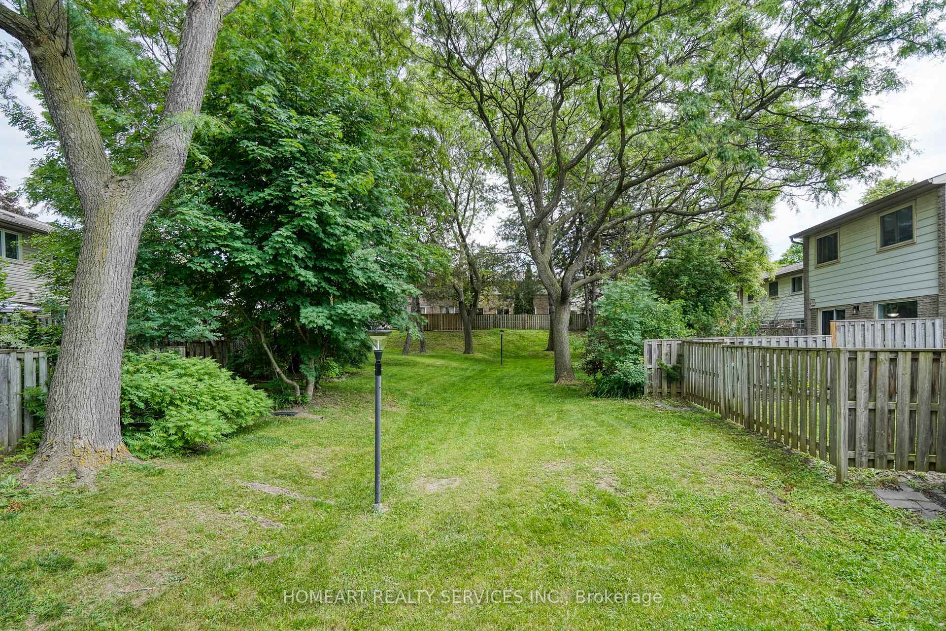 Photo 34 of 2 Camelot Way, Markham, Markham Village — HOMEH