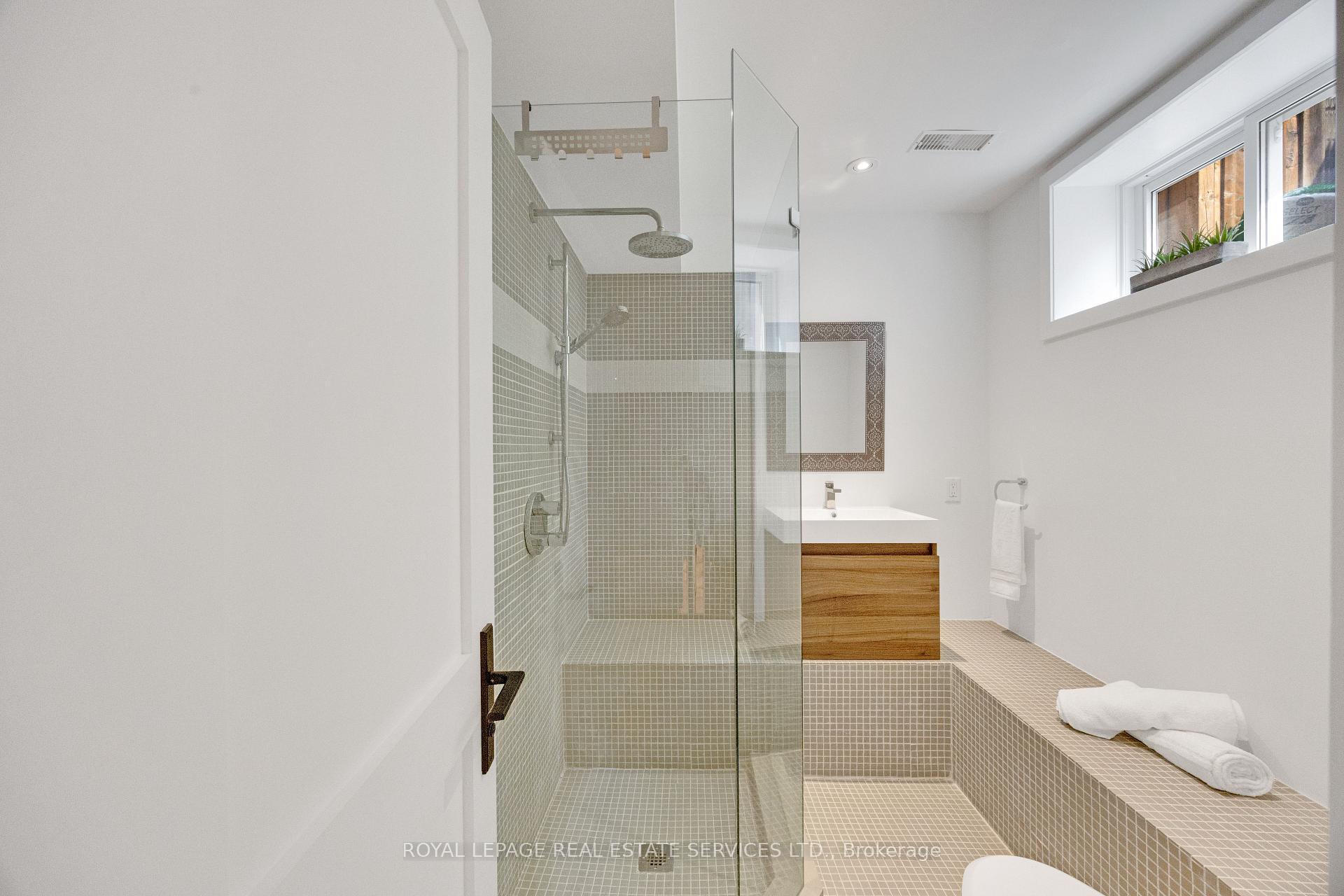 Photo 36 of 52 Glenaden Avenue E, Etobicoke, Stonegate-Queensway — HOMEH