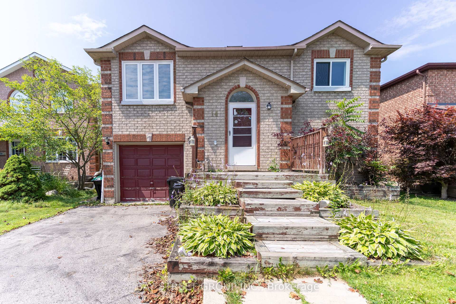Photo 2 of 14 Orok Lane, Barrie, Grove East — HOMEH