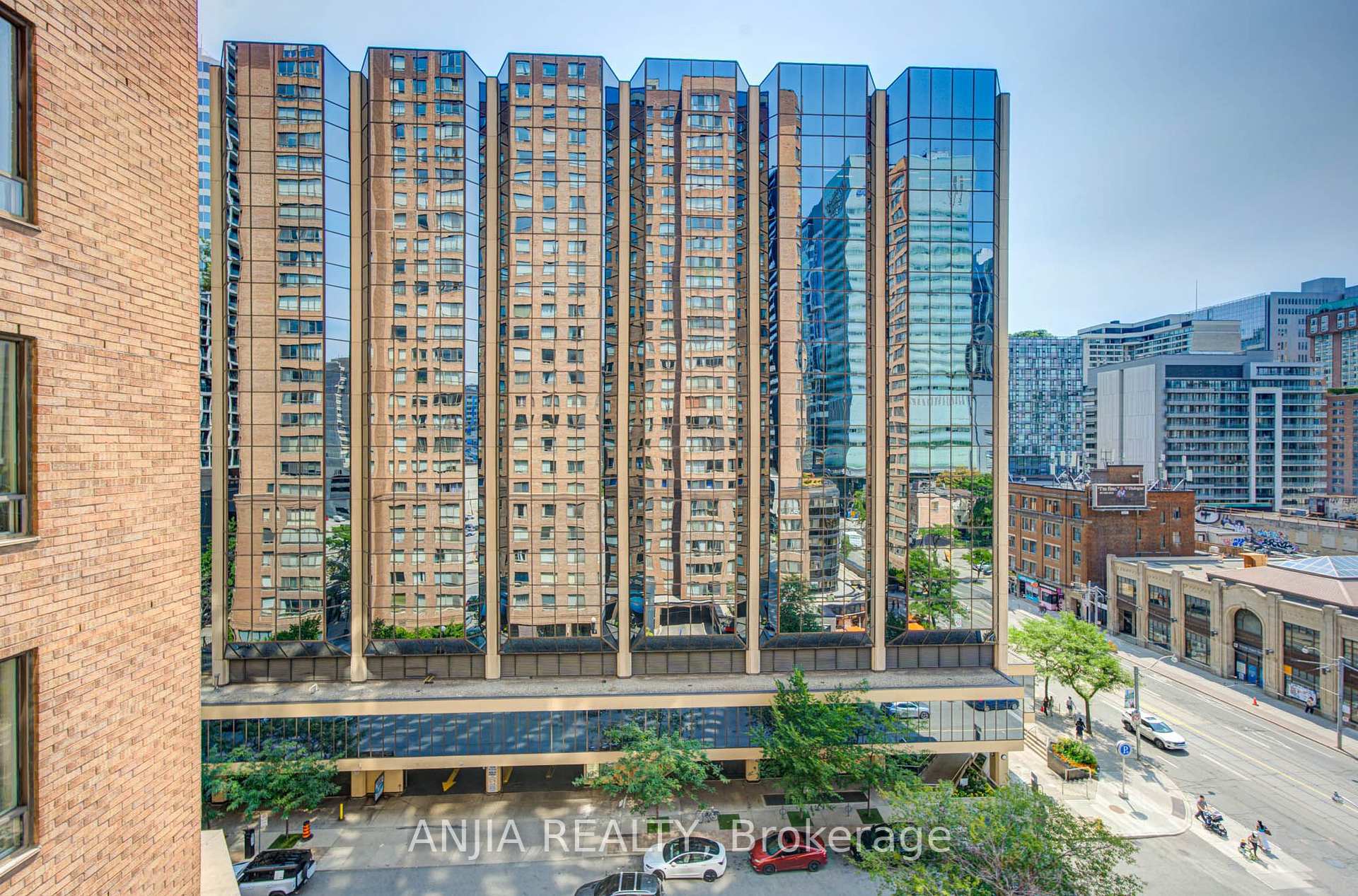 Photo 2 of Unit 912, 633 Bay Street, Toronto, Bay Street Corridor — HOMEH
