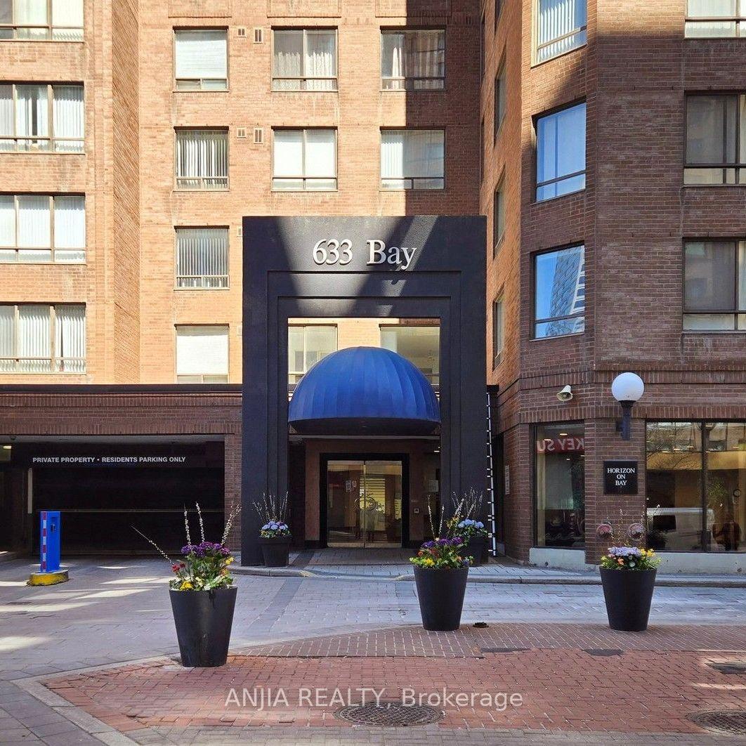 Photo 4 of Unit 912, 633 Bay Street, Toronto, Bay Street Corridor — HOMEH